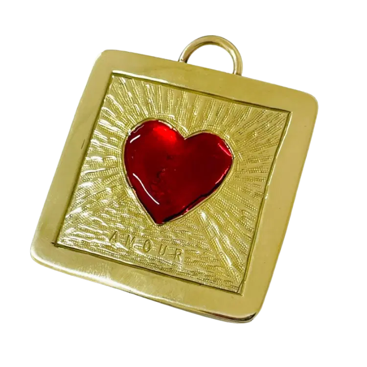 Médaille dorée « Amour » au cœur rouge, ciselée par Alice Hubert.
