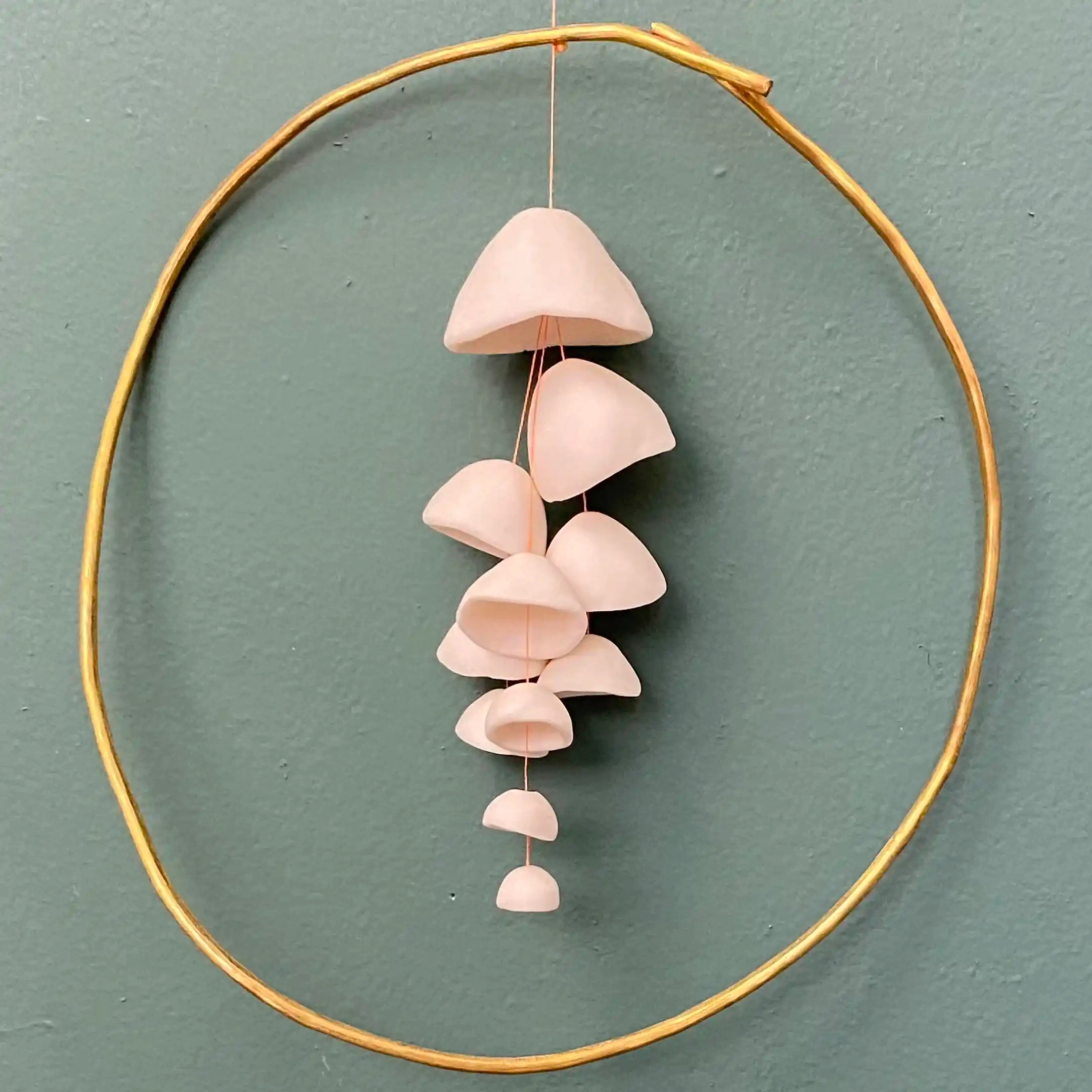 Mobile méduses en porcelaine dans cercle en laiton de la céramiste Anne Berthelot