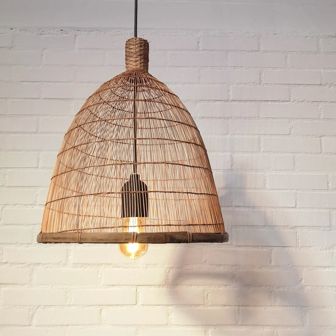 Abat-jour en bambou tressé artisanalement.
Le système électrique est inclus.
Matière : Suspension en Bambou, câble textile, douille en porcelaine
Couleurs :
Câble en coton blanc, douille en porcelaine blanche
Câble en coton gris, douille en porcelaine blanche
Câble en coton noir, douille en porcelaine noire
La lampe est fournie avec 1,50m de câble.
Dimensions :
Hauteur 47cm x diamètre 43cm