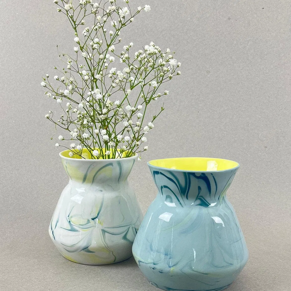 Porcelaine teintée dans la masse. Pièces à colorations variables. Bleu canard, jaune et vert chartreuse, intérieur jaune, fond foncé. Dim. : diam 12,7 cm, h : 13 cm Un vase doux et rond pour un bouquet de gypsophiles qui invoquera certainement le printemps. Ce contenant de 750 ml peut également servir de carafe de table. Et surtout n'oubliez pas d'aller écouter le motif musical associé à cette collection.