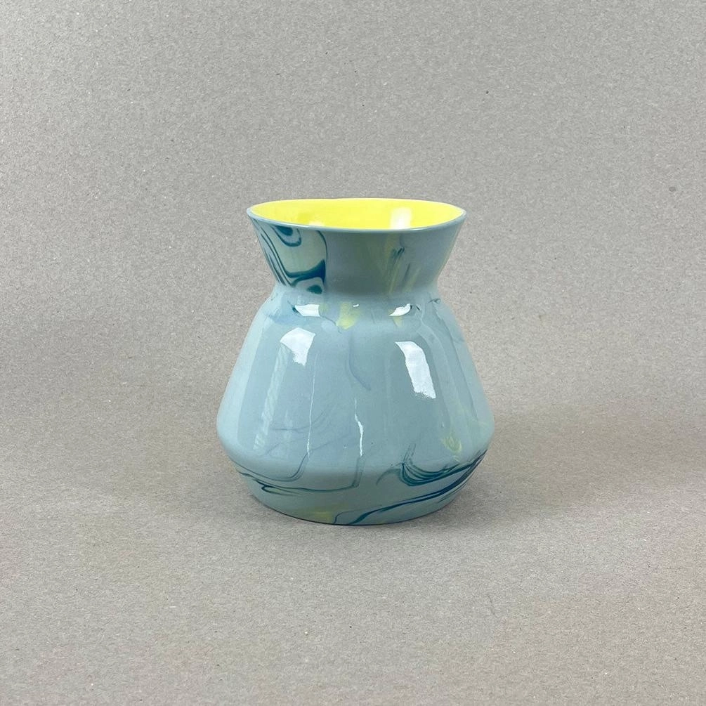 Porcelaine teintée dans la masse. Pièces à colorations variables. Bleu canard, jaune et vert chartreuse, intérieur jaune, fond foncé. Dim. : diam 12,7 cm, h : 13 cm Un vase doux et rond pour un bouquet de gypsophiles qui invoquera certainement le printemps. Ce contenant de 750 ml peut également servir de carafe de table. Et surtout n'oubliez pas d'aller écouter le motif musical associé à cette collection.