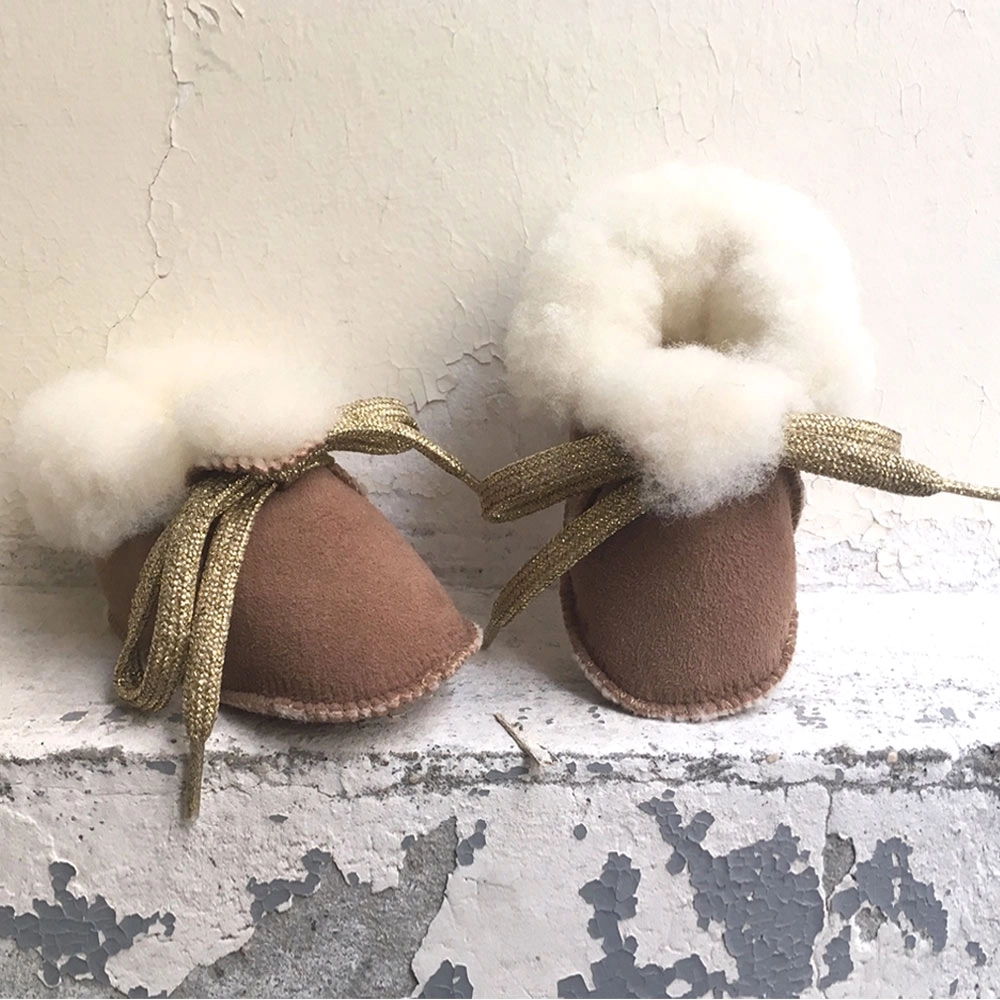 Des petits chaussons en peau de mouton pour garder les pieds de bébé bien au chaud