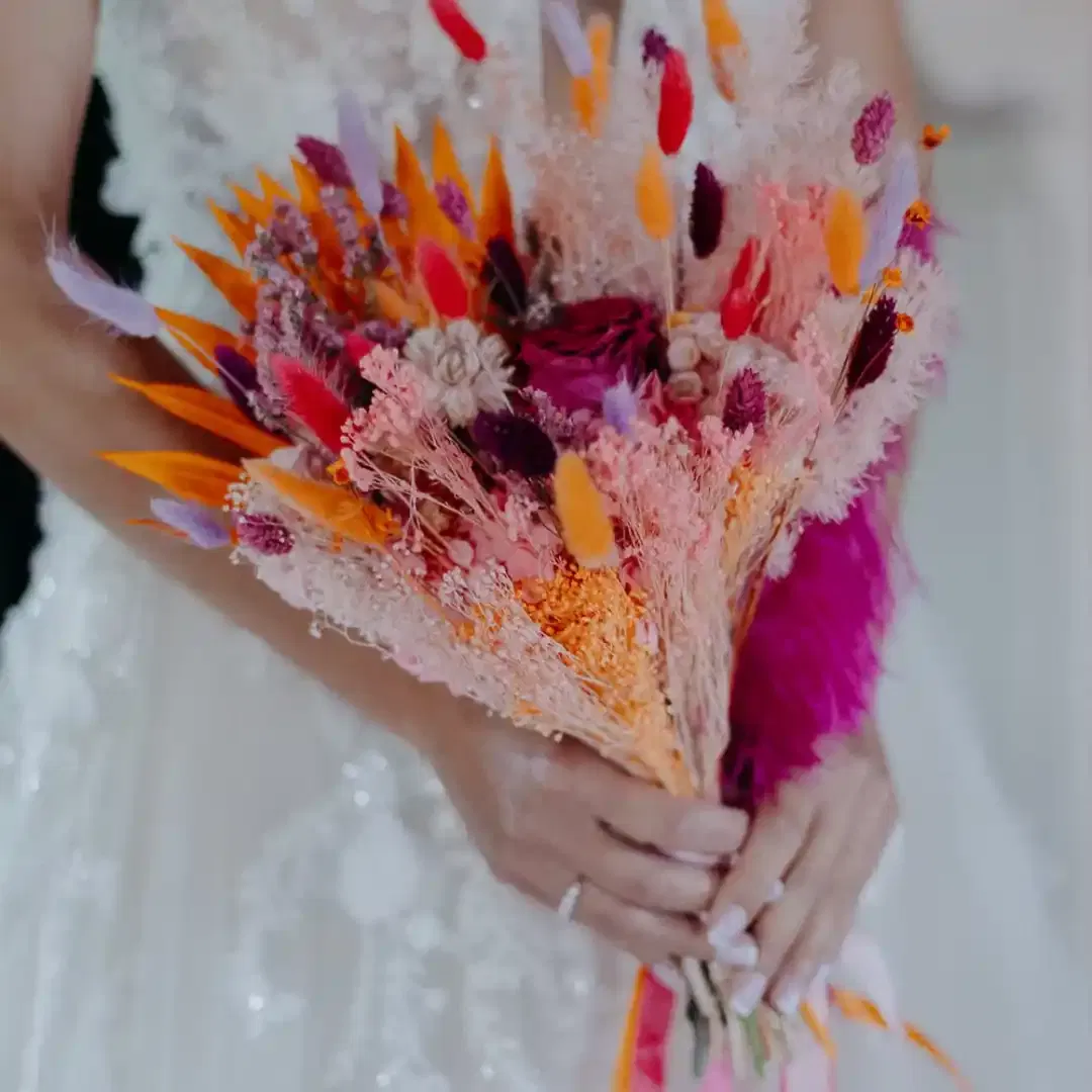 Votre bouquet de mariée sur-mesure avec vos couleurs !
Comptez deux à trois jours supplémentaires pour la réalisation de votre commande sur-mesure.
À partir de 85,00 €