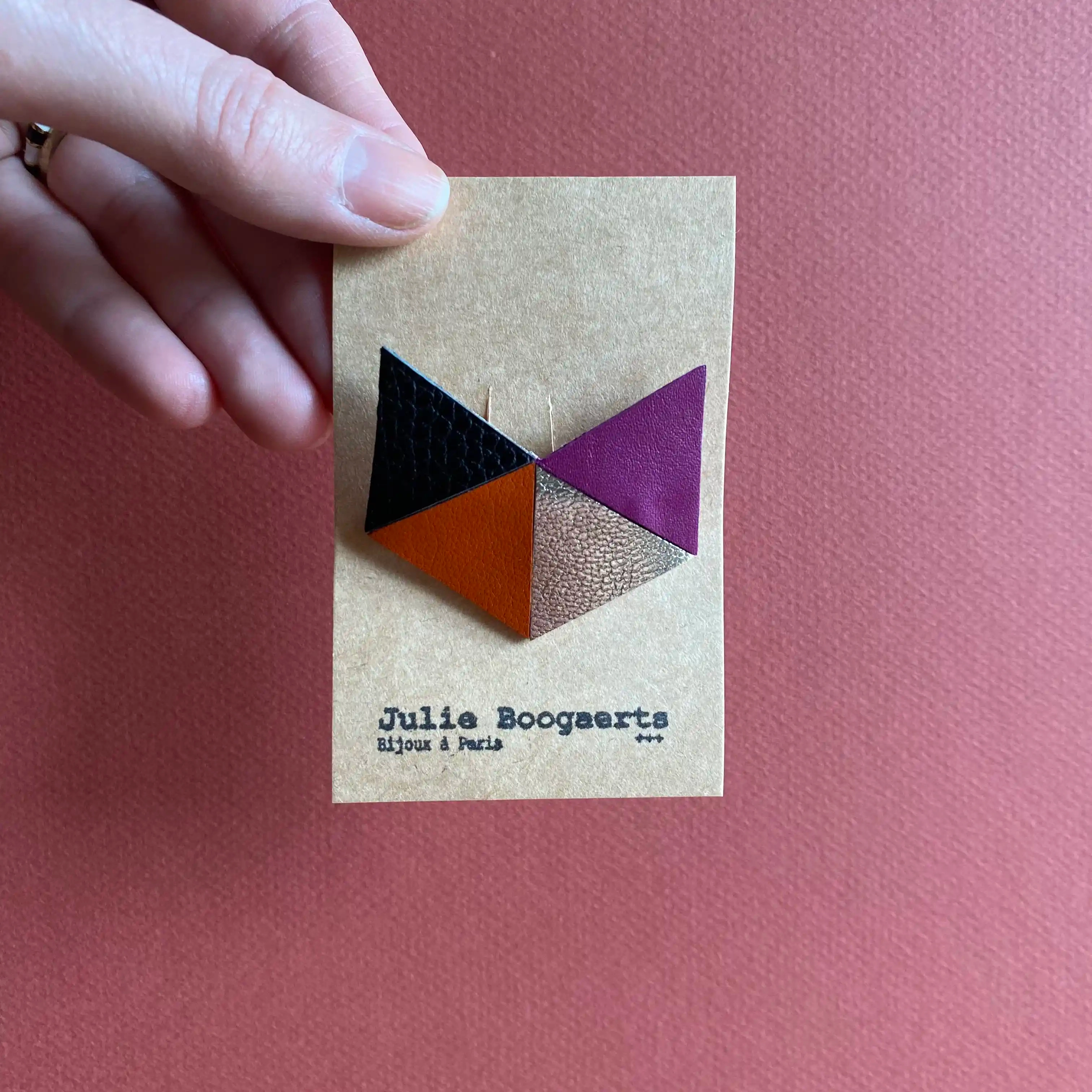 Broche Chat. Boucles d'oreilles pendantes en cuir et laiton