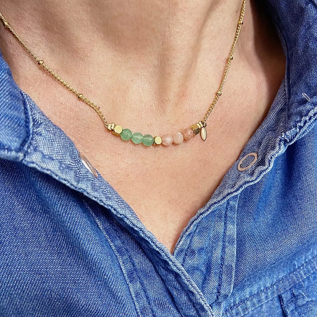 Discret et raffiné, aux lignes intemporelles, ce collier fantaisie mettra en valeur votre cou avec ses pierres semi-précieuses, rondes et facettées d'un beau rose poudré (Pierres de Lune) et d'un vert délicat (Aventurine . L'éclat des pierres est rehaussé par des petits cubes et une plume dorés.
Grâce à sa chaînette de réglage, ce collier court s'adapte parfaitement à toutes les morphologies.
Longueur du collier: 37 cm + chaînette d’extension de 5 cm