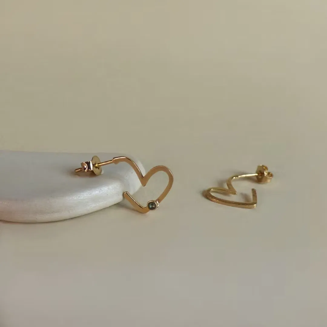 Les créoles CARA sont deux boucles d'oreilles qui viennent cercler le lobe en traçant la forme d'un cœur. Aériennes et subtilement asymétriques, ces boucles apporteront une touche de couleur et d'éclat avec leur petite pierre fine d'un côté.
Les bijoux Atelier Nicol sont entièrement fabriqués en laiton (sans nickel, non allergène), puis recouverts d'un bain d'or. Le placage trois microns permet à chaque pièce de pouvoir vous accompagner au quotidien et de durer dans le temps. Les bijoux plaqué argent sont, quant à eux, recouvert d'un bain d'argent de dix microns.