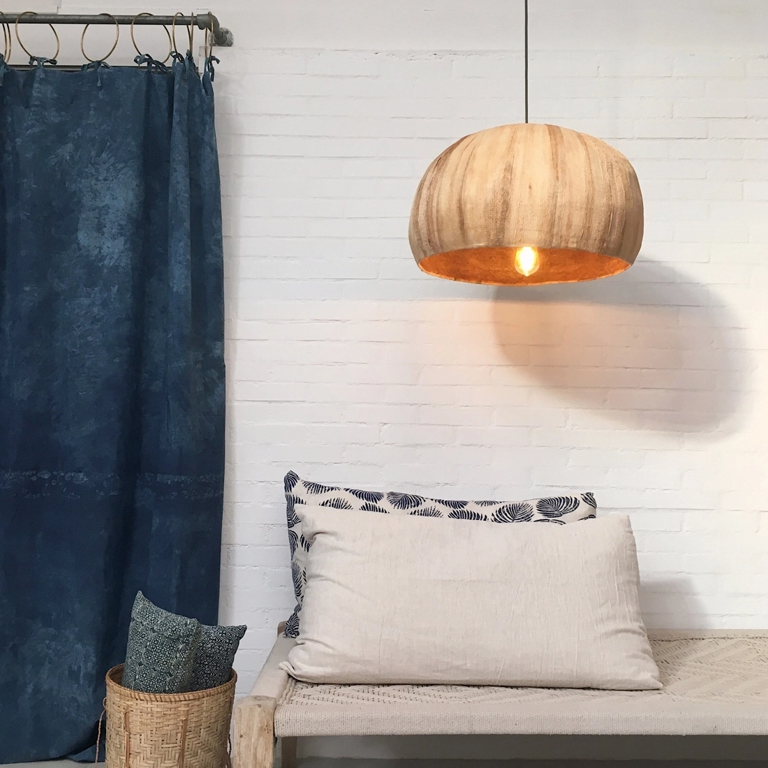 Les abats-jour sont réalisés par des artisans en Asie à partir de papier mâché de feuilles et tronc de bananier.
Le système électrique est inclus.
Matière : Suspension en bananier, câble textile, douille en porcelaine
Couleurs :
Câble en coton blanc, douille en porcelaine blanche
Câble en coton gris, douille en porcelaine blanche
Câble en coton noir, douille en porcelaine noire
La lampe est fournie avec 1,50m de câble.
Dimensions :
Diamètre 55cm
Diamètre 50cm
Diamètre 40cm