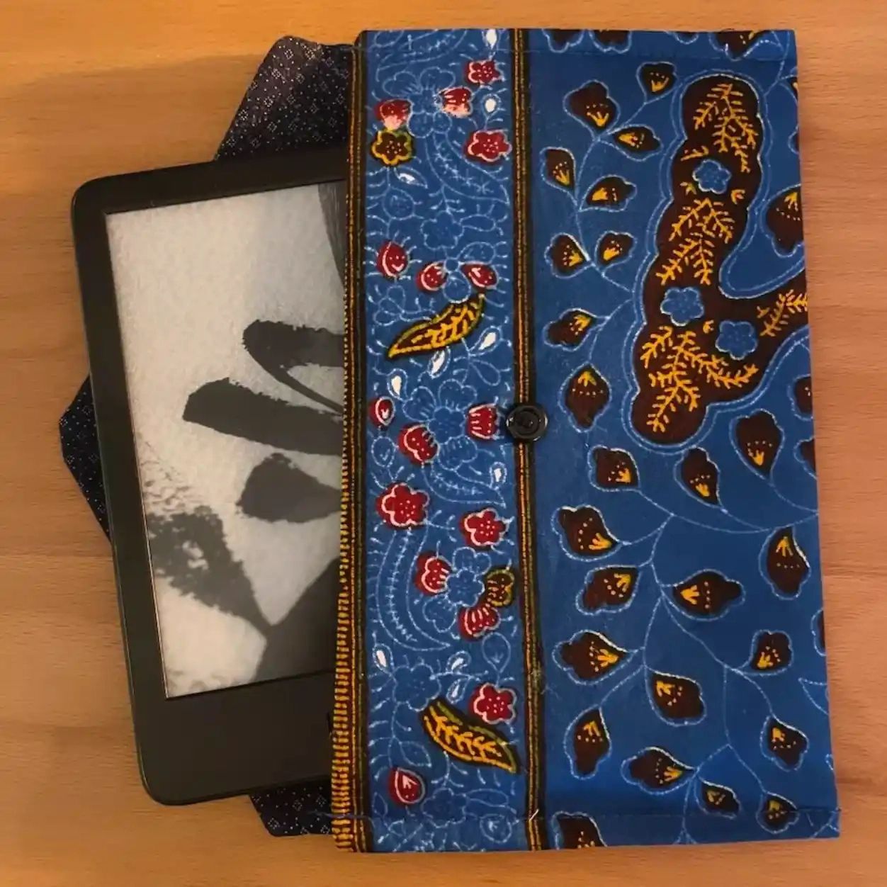 Réalisez votre trousse de toilette et apprenez à poser une fermeture éclair « prise en doublure ». Doublée en toile enduite imperméable associée à du nid d’abeille, cette trousse de toilette vous accompagnera pendant vos vacances
De 9h à 12h30.
Tissu et mercerie fournis.
4 participants de tout niveaux.