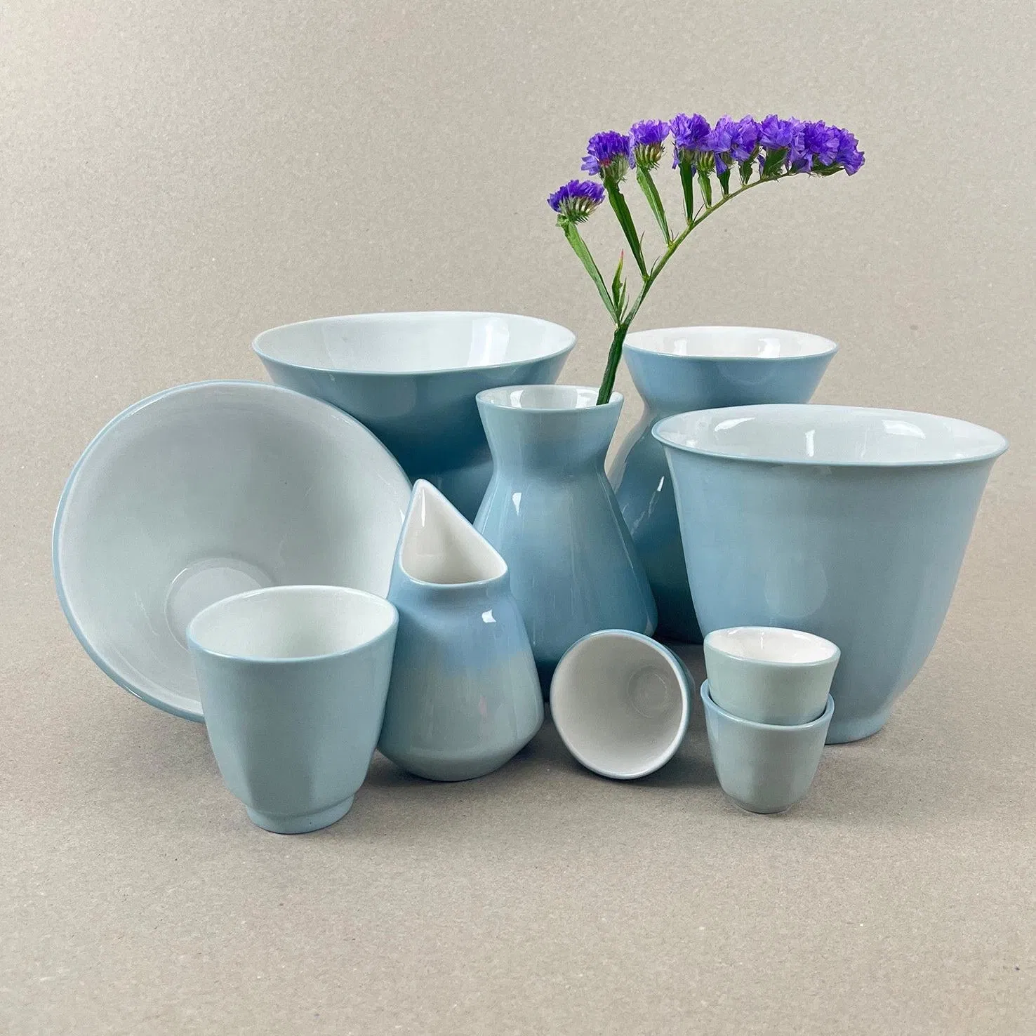 Porcelaine teintée dans la masse Pièces à colorations variables. h: 8cm, diam. 13,5 cm Contenance 450 Ml Se lever et débuter un moment qui ne devrait jamais se finir. Comme boire un café au lait en regardant le soleil se lever sur la montagne et en écoutant une douce musique pour accompagner cette contemplation. Ce petit bol aux couleurs de l'aube sur les massifs montagneux offre quelques minutes de repos avant d'entamer la journée. Nos objets sont obtenus par coulage, un à un, à la main. Ils présentent chacun des particularités qui attestent de leur aspect artisanal. Nous proposons des pièces à caractère unique, ou en petite série. C'est pourquoi le stock est limité.