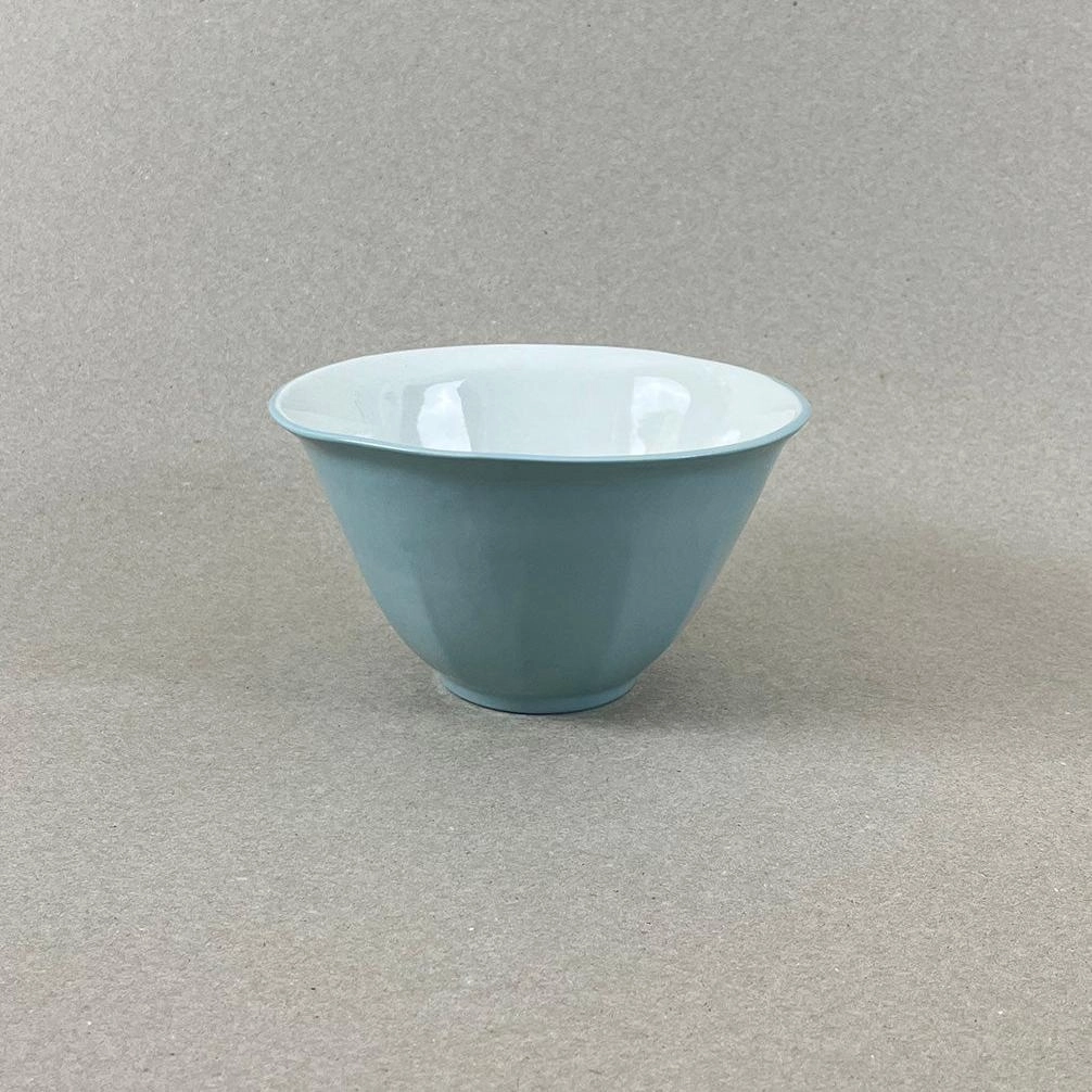 Porcelaine teintée dans la masse Pièces à colorations variables. h: 8cm, diam. 13,5 cm Contenance 450 Ml Se lever et débuter un moment qui ne devrait jamais se finir. Comme boire un café au lait en regardant le soleil se lever sur la montagne et en écoutant une douce musique pour accompagner cette contemplation. Ce petit bol aux couleurs de l'aube sur les massifs montagneux offre quelques minutes de repos avant d'entamer la journée. Nos objets sont obtenus par coulage, un à un, à la main. Ils présentent chacun des particularités qui attestent de leur aspect artisanal. Nous proposons des pièces à caractère unique, ou en petite série. C'est pourquoi le stock est limité.