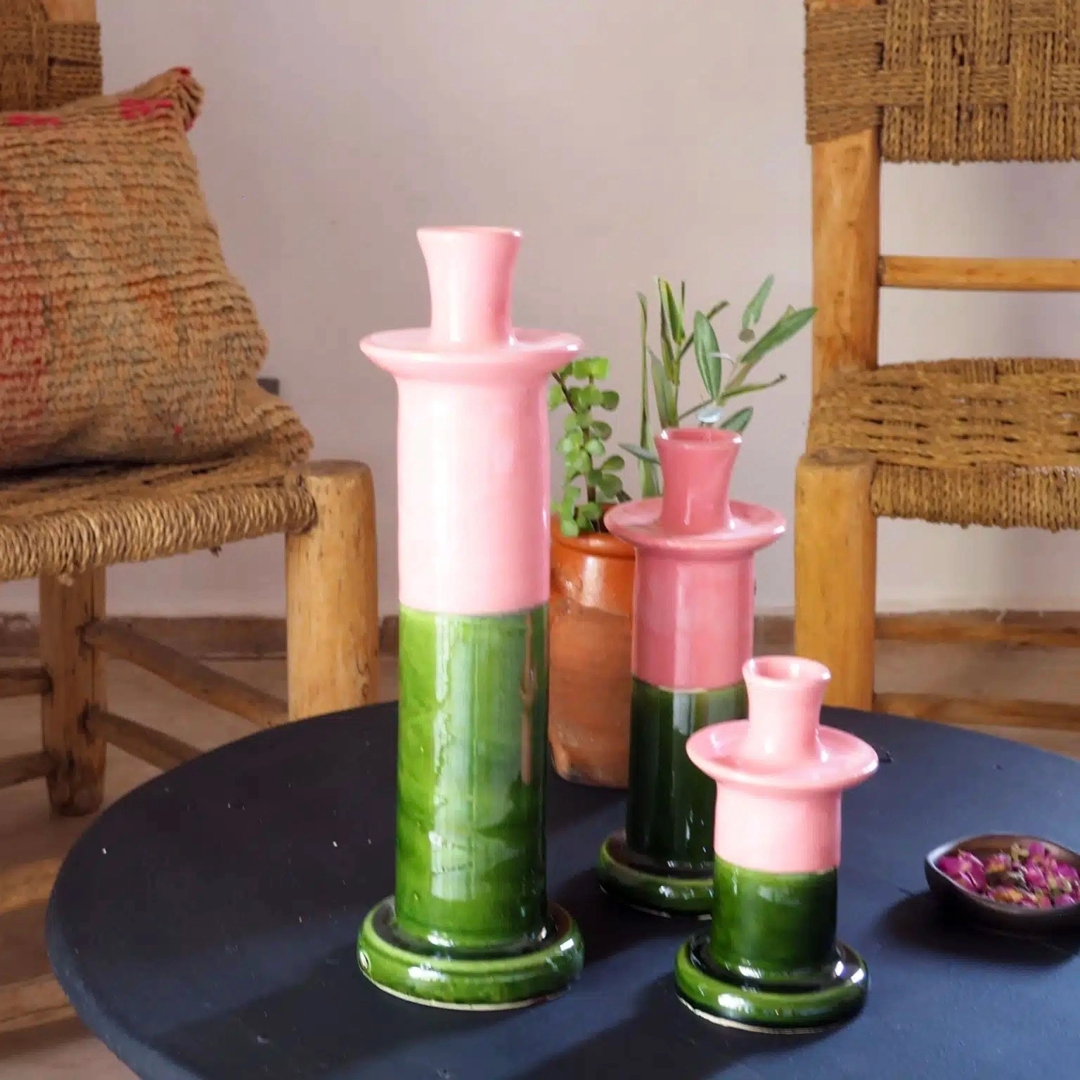 Bougeoir bicolore vert et rose réalisé à la main au Maroc. C’est une création et exclusivité Les Possibles. Nous avons voulu revisiter les bougeoirs traditionnels originaires de Tamegroute et vous proposer une version plus “lisse” et bicolore. Nous les déclinons en plusieurs combinaisons de couleurs ainsi que plusieurs tailles.
Ajoutez une touche authentique et bohème chic à votre décoration d’intérieur grâce à ces objets uniques aux matières naturelles!
Ils trouveront leur place dans toutes les pièces de la maison. Disposez les seuls ou en accumulation, en jouant avec leurs différentes tailles, sur une table dans le salon, dans une chambre, sur un buffet, dans une salle de bain…
Les artisans façonnent chaque pièce à la main, il peut donc exister