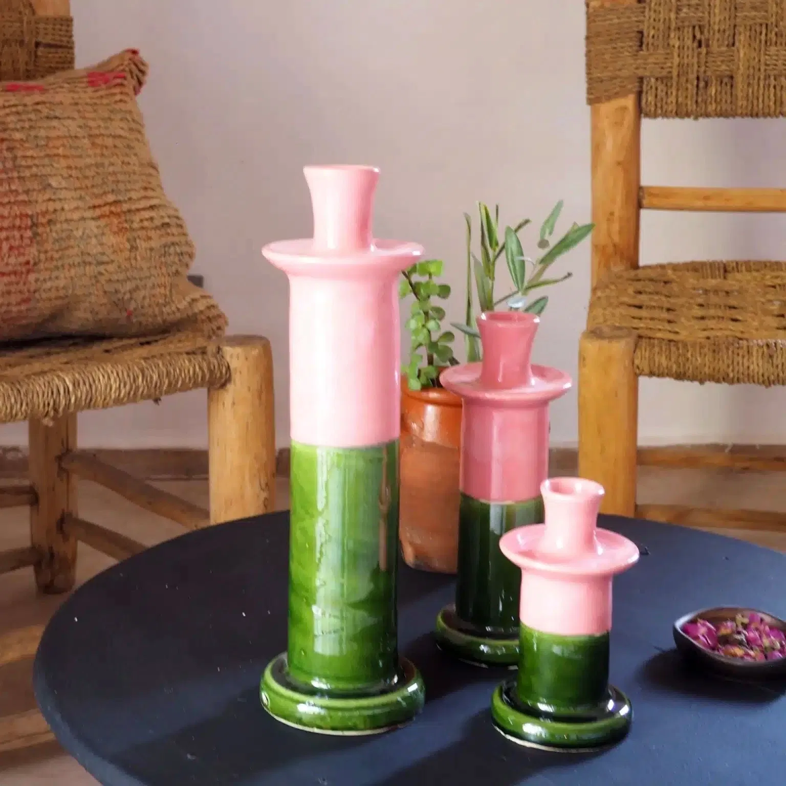 Bougeoir bicolore vert et rose réalisé à la main au Maroc. C’est une création et exclusivité Les Possibles. Nous avons voulu revisiter les bougeoirs traditionnels originaires de Tamegroute et vous proposer une version plus “lisse” et bicolore. Nous les déclinons en plusieurs combinaisons de couleurs ainsi que plusieurs tailles.
Ajoutez une touche authentique et bohème chic à votre décoration d’intérieur grâce à ces objets uniques aux matières naturelles!
Ils trouveront leur place dans toutes les pièces de la maison. Disposez les seuls ou en accumulation, en jouant avec leurs différentes tailles, sur une table dans le salon, dans une chambre, sur un buffet, dans une salle de bain…
Les artisans façonnent chaque pièce à la main, il peut donc exister