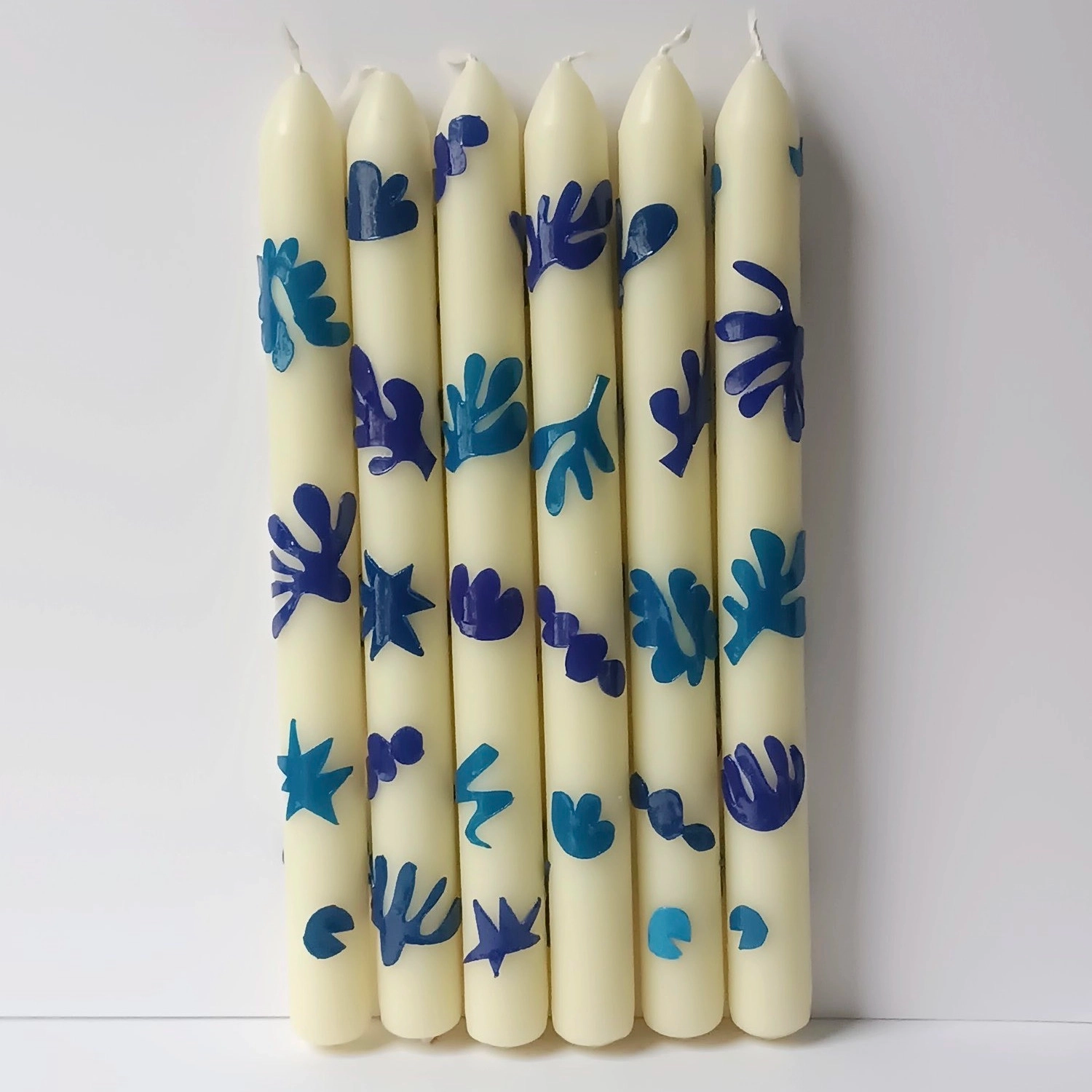 Décorée à la main par Kiri Megan dans son atelier parisien, chaque bougie est unique.
Durée de combustion variable : environ 8 heures.
Matériaux et dimensions
Dimensions : hauteur 230 mm, diamètre 18 mm
25 % cire d’origine végétale, 75 % paraffine de qualité supérieure, feuilles de cire, colle à cire, vernis pour bougie
Mèche 100 % coton
Combustion sans résidu ni fumée
Sans parfum.