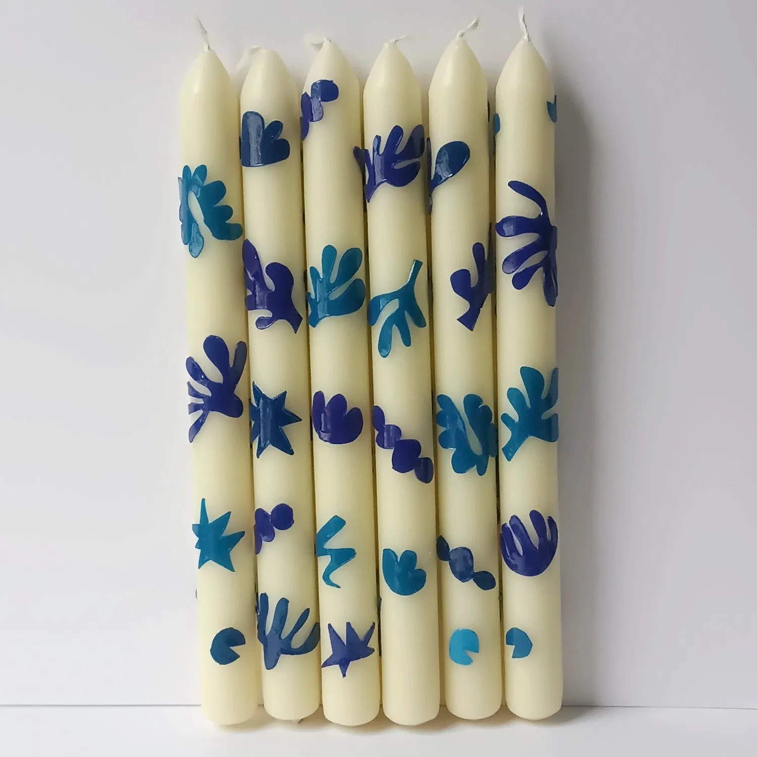 Décorée à la main par Kiri Megan dans son atelier parisien, chaque bougie est unique.
Durée de combustion variable : environ 8 heures.
Matériaux et dimensions
Dimensions : hauteur 230 mm, diamètre 18 mm
25 % cire d’origine végétale, 75 % paraffine de qualité supérieure, feuilles de cire, colle à cire, vernis pour bougie
Mèche 100 % coton
Combustion sans résidu ni fumée
Sans parfum.