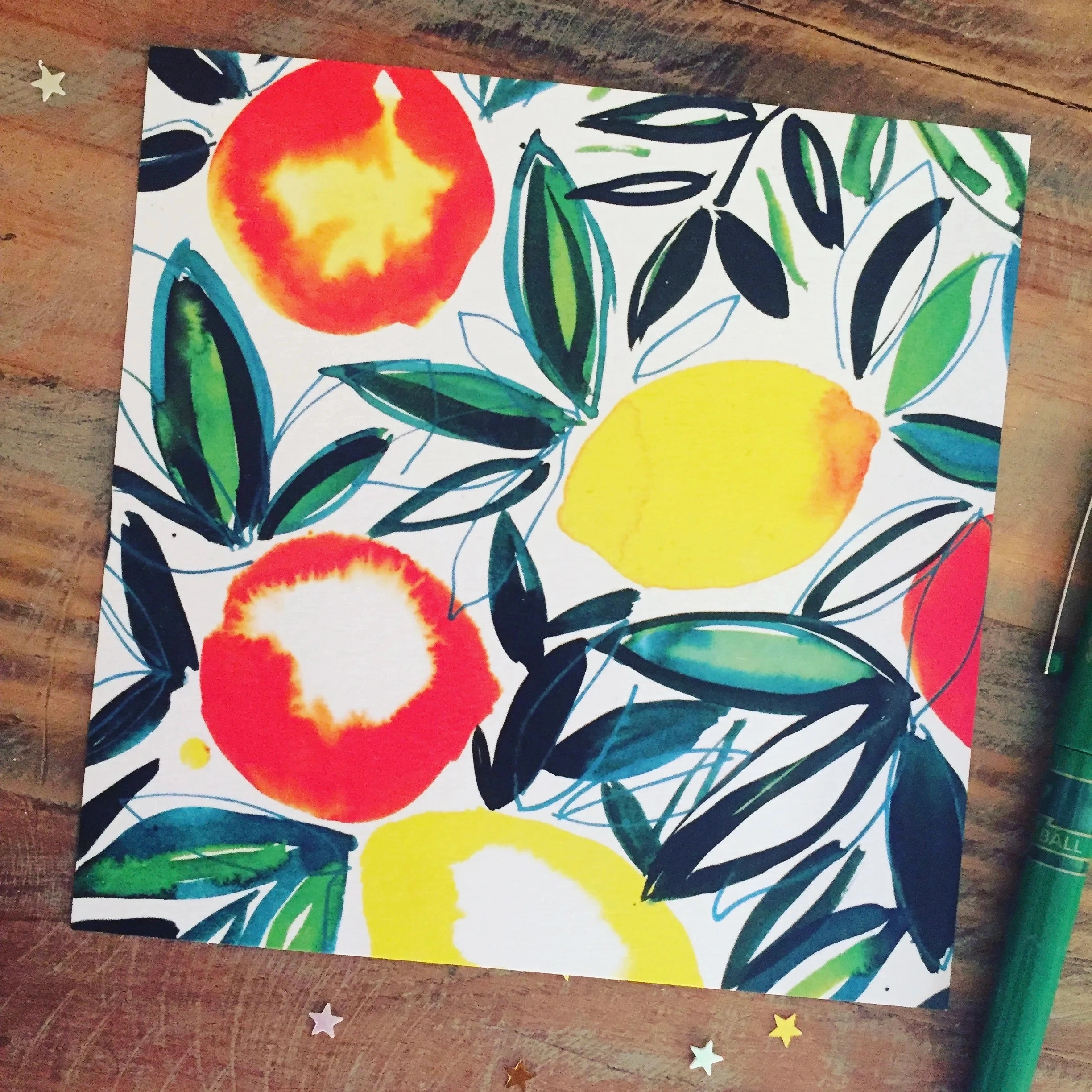 Carte postale ou carte de voeux de 15 x 15 cm réalisée à partir d’un dessin d’agrumes fait à la main (encre, pinceaux, plumes, stylo feutre, Posca, aquarelle).
Le dessins sont ensuite scanné. La carte est imprimée sur du beau papier de qualité (Rive tradition Extra blanc).
J’ai réalisé ce dessin après un stage olfactif chez Fragonnard à Grasse… après avoir senti des odeurs de Bergamotes, de clémentines sauvage au mois de décembre où la lumière du sud révélait les couleurs de ma Provence natale, j’ai eu une grande inspiration !
Vendue avec une enveloppe blanche.