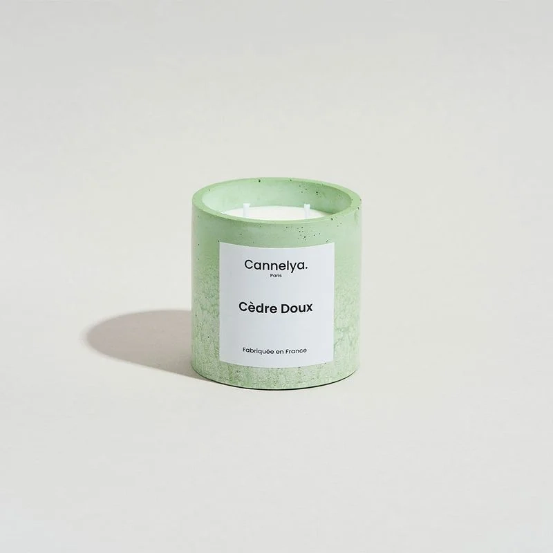 Bougie artisanale, entièrement fabriquée à la main en France. 325 g.