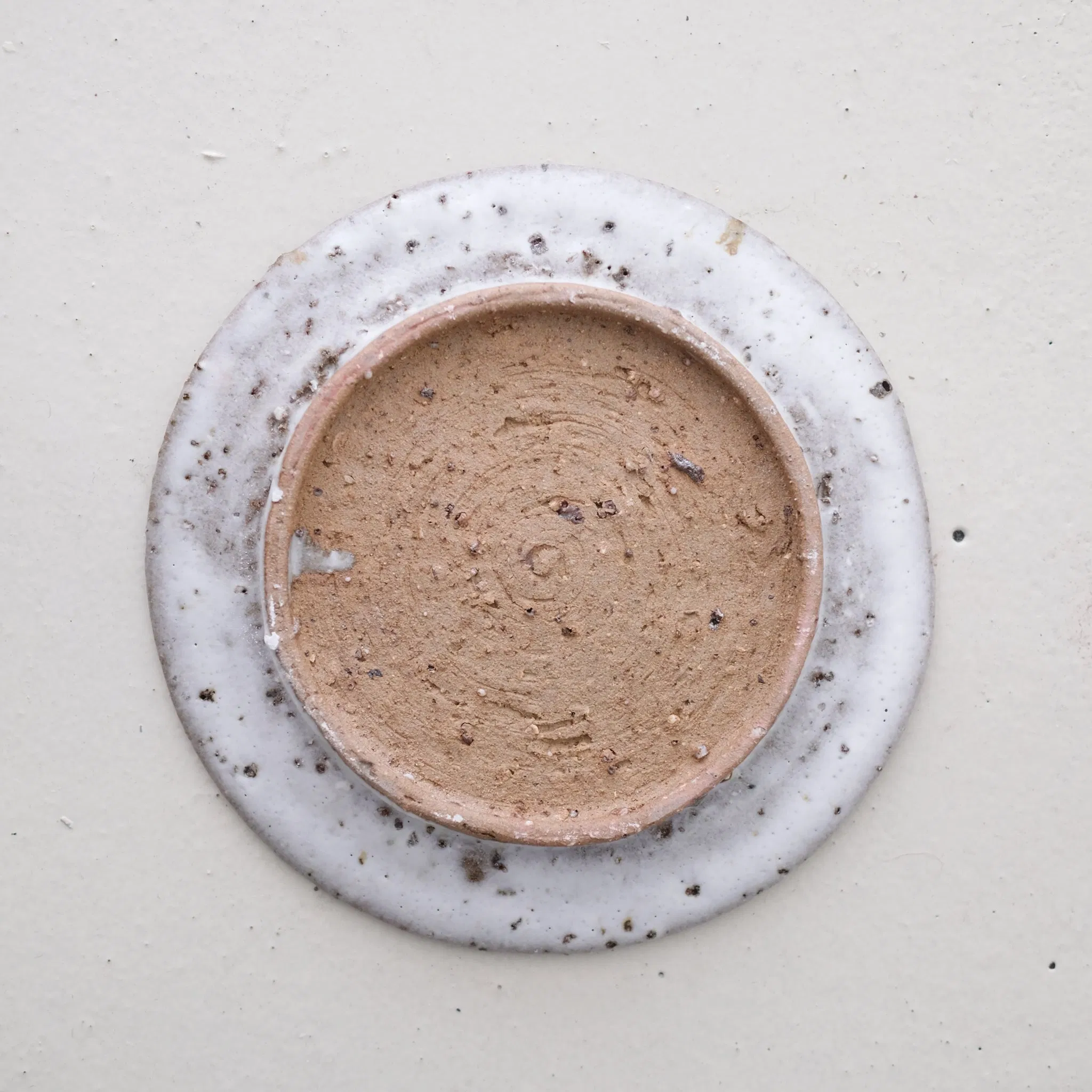 Assiette en terre d'Aizenay D 25cm / Blanc satiné texturé