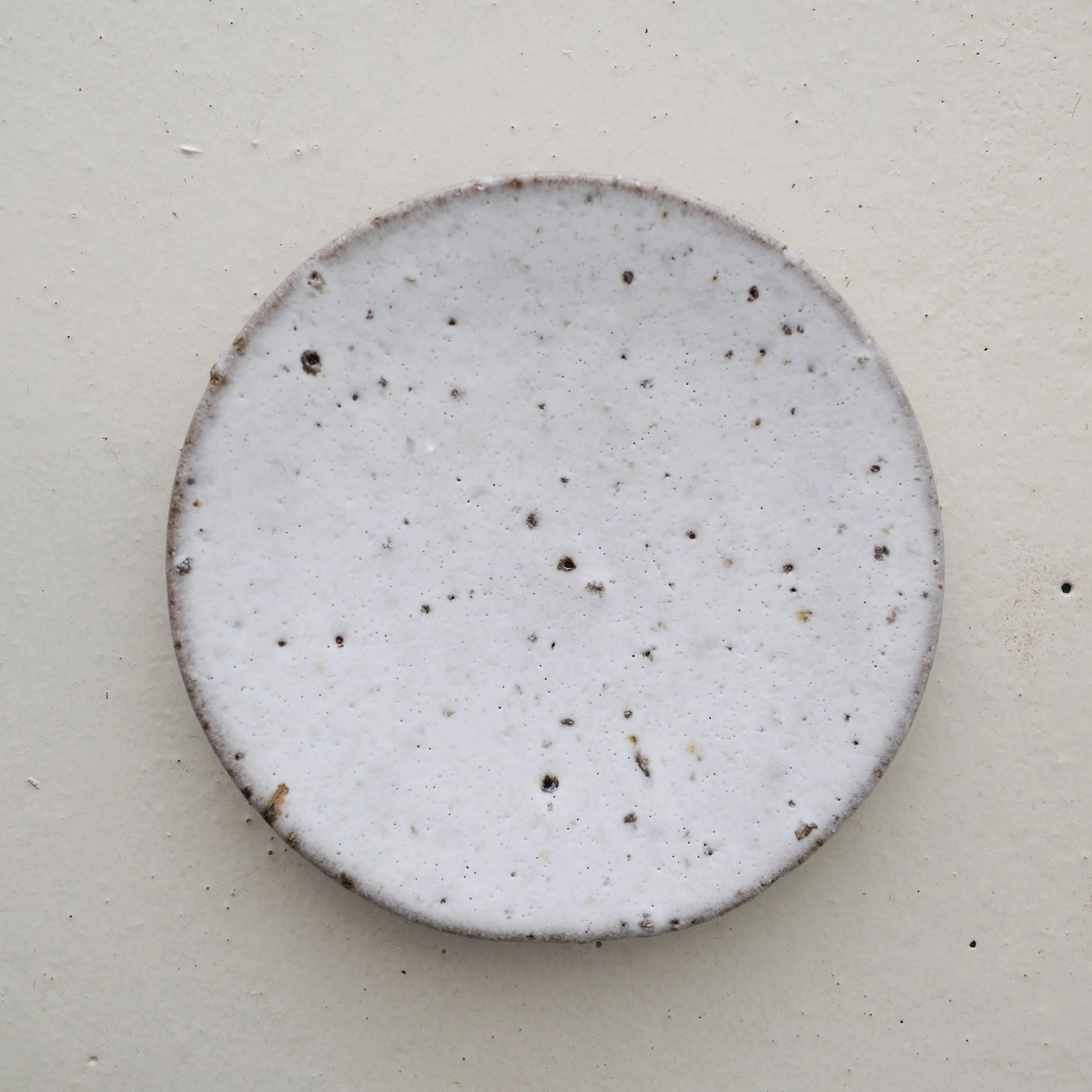 Assiette en terre d'Aizenay D 25cm / Blanc satiné texturé