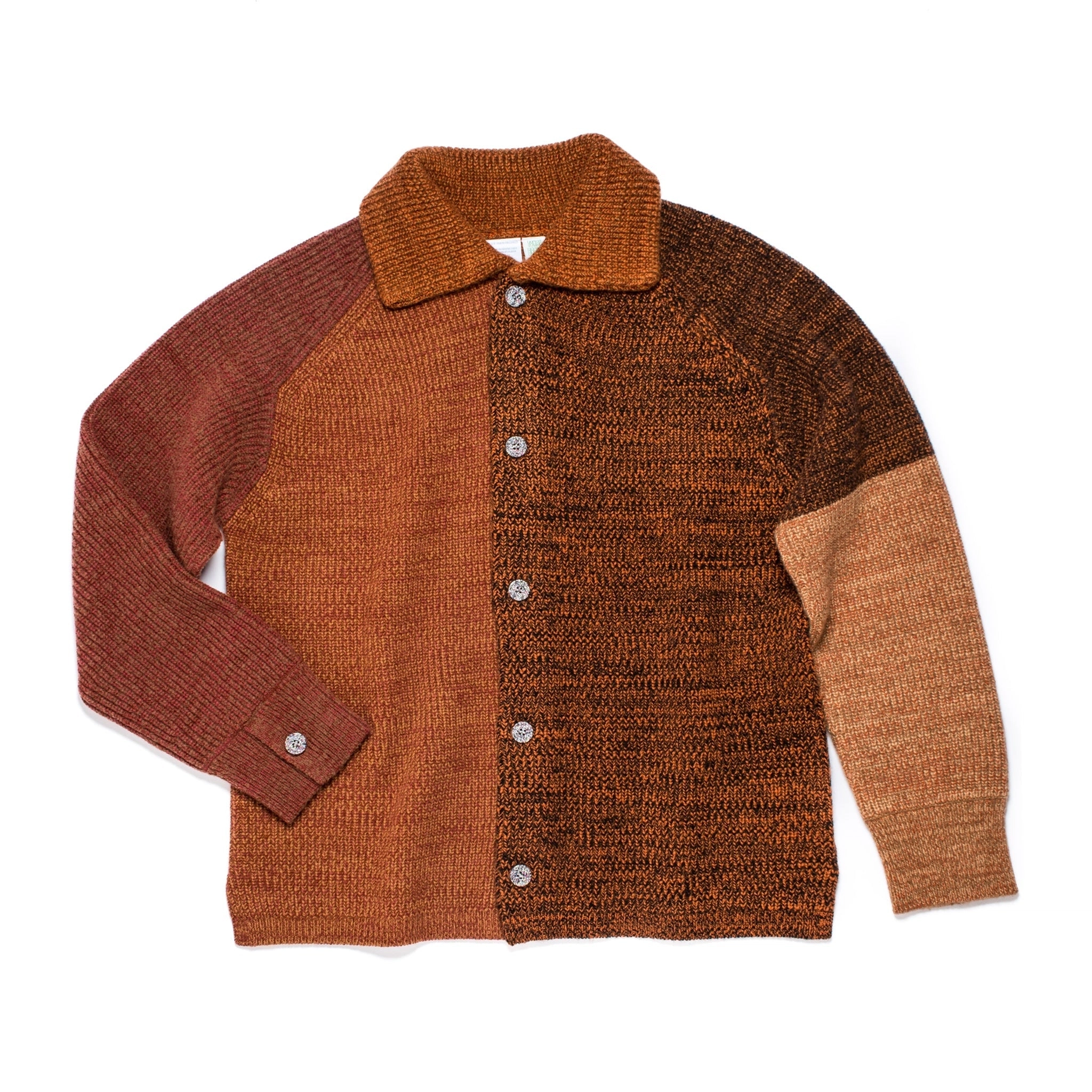 Veste/cardigan tricoté taille L. UNA est un parfait mélange entre une veste et un cardigan, avec un col et des poignets boutonnés.
Elle présente des fentes sur les coutures latérales pour une coupe droite et structurée. Les boutons sont fabriqués à partir de plastique recyclé.
La couleur et le fil sont choisis par la roue de la fortune WYP, ce qui rend chaque pièce véritablement unique au monde.