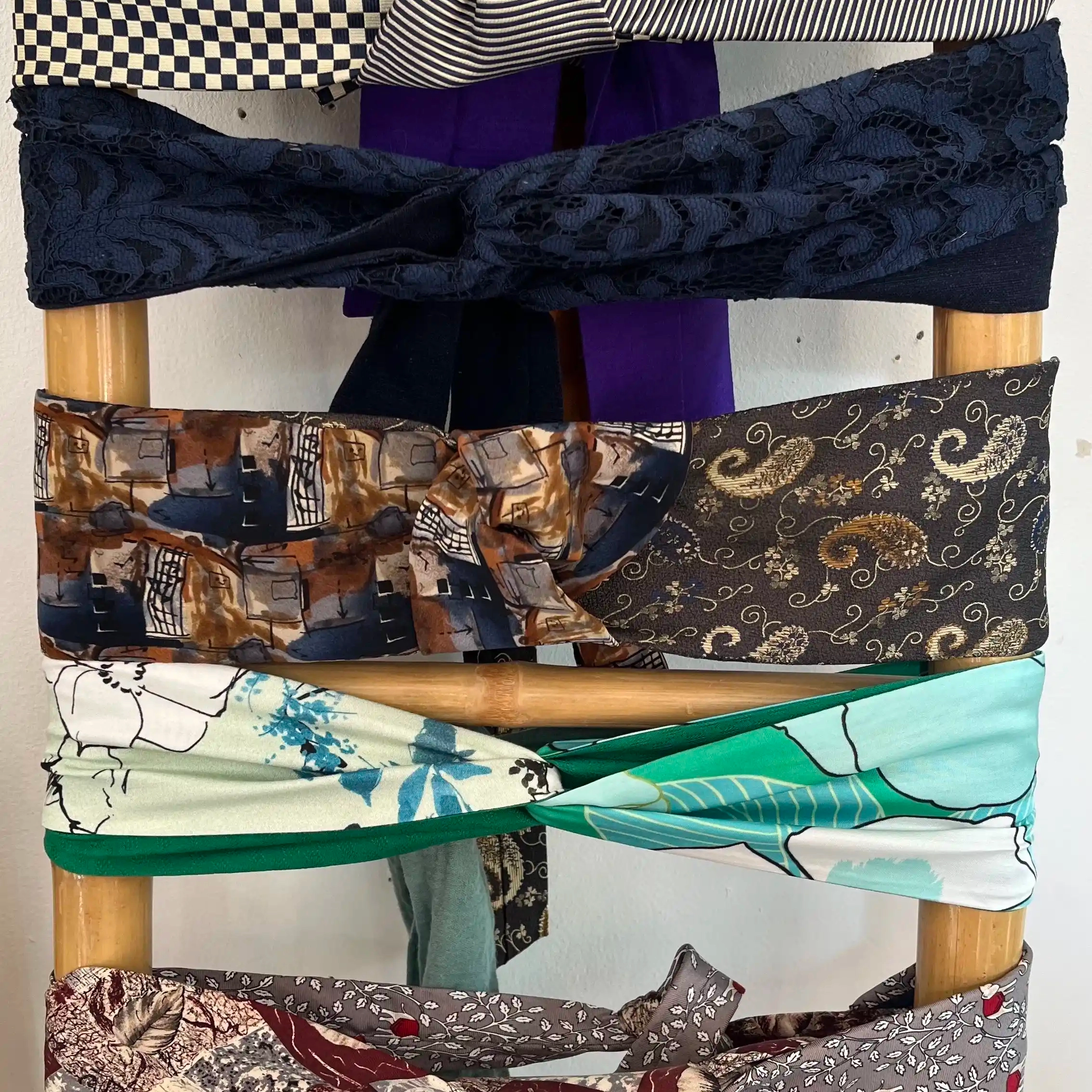 Ceintures en cravate et ceintures en tissu, fabriquées à partir de cravates recyclées