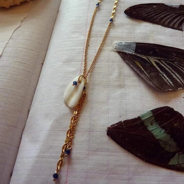 Sautoir en acier inoxydable. Pétale de coquillage et spinelles