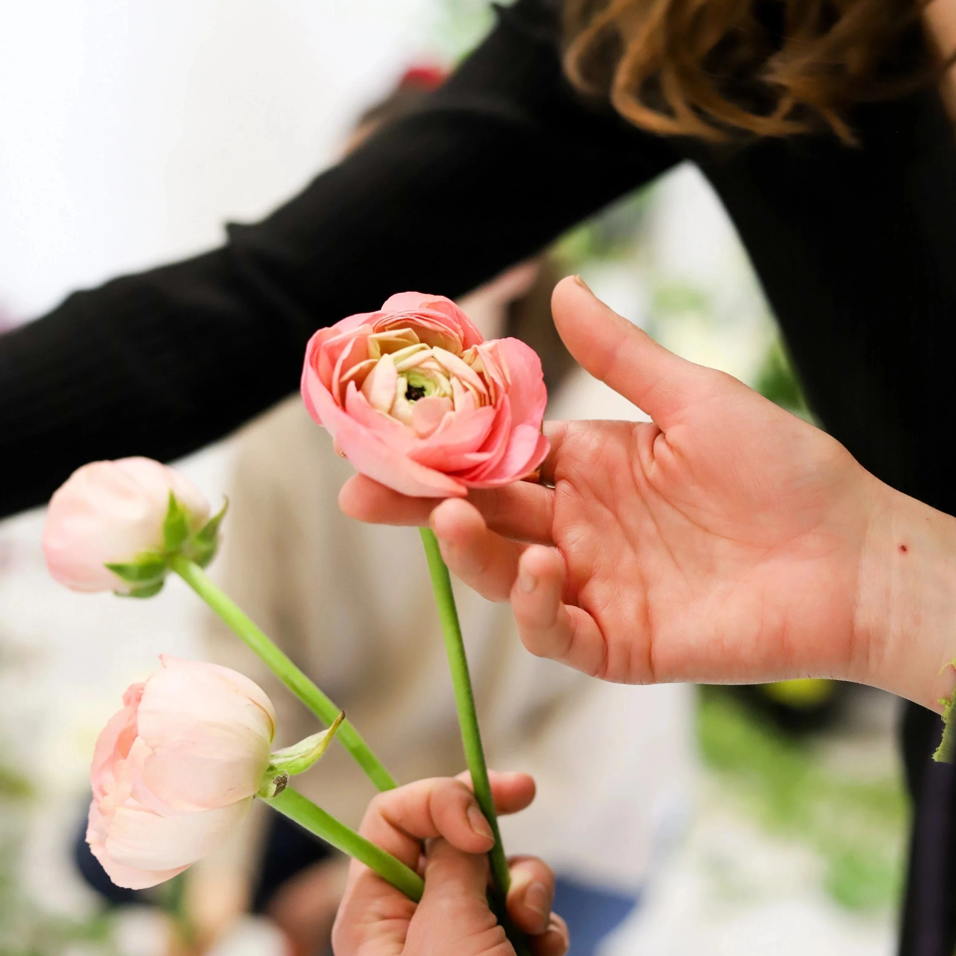 Avec notre carte-cadeau spécial cours du soir, offrez une expérience unique à la personne de votre choix, sans date limite d'utilisation ! Des ateliers écoresponsables Tous nos ateliers sont écoresponsables. Notre matière première a poussé en France et toutes nos créations sont réalisées à partir de matériaux durables et réutilisables. Peut-on choisir la thématique des cours du soir? Cette carte cadeau est dédié à l'inscription à nos cours du soir : des sessions de 6 cours de 2 heures, dans nos 2 boutiques-ateliers du 11e et du 14e arrondissement de Paris, les mercredis ou jeudis soirs de 18h à 20h. Cliquez ici pour en savoir plus sur le contenu des prochains cours . Nous organisons 2 sessions par an, de début septembre jusqu'à la mi-juillet , avec une pause pendant l'hiver : les futurs participant.e.s choisiront la saison de leur choix ! En plus de l'inscription aux cours du soir, nous vous offrons la possibilité d'ajouter une trousse à outils contenant tous les incontournables du fleuriste : celle-ci n'est pas nécessaire au bon suivi des cours mais est plutôt destinée à s'exercer à la maison ! Pour découvrir le contenu de la trousse à outils, cliquez ici . Elle sera distribuée au début du premier cours du soir (nous contacter en amont pour la récupérer à l'avance). La carte-cadeau, comment ça marche? Après confirmation de votre commande, vous recevrez un email contenant votre carte-cadeau. Celui-ci est équipé d'un code unique utilisable dans les deux ans de l'achat, à entrer au moment de la réservation d'un cours du soir. Le destinataire peut ainsi choisir de s'inscrire pour la session de son choix ! Vous auriez préféré un cadeau physique? Vous pouvez bien sûr venir récupérer une enveloppe cadeau directement en boutique, accompagnée d'une petite carte pour écrire un mot et d'un calendrier des fleurs de saison. Pour toute question concernant les ateliers et cours du soir, contactez-nous à bonjour@desireefleurs.fr
