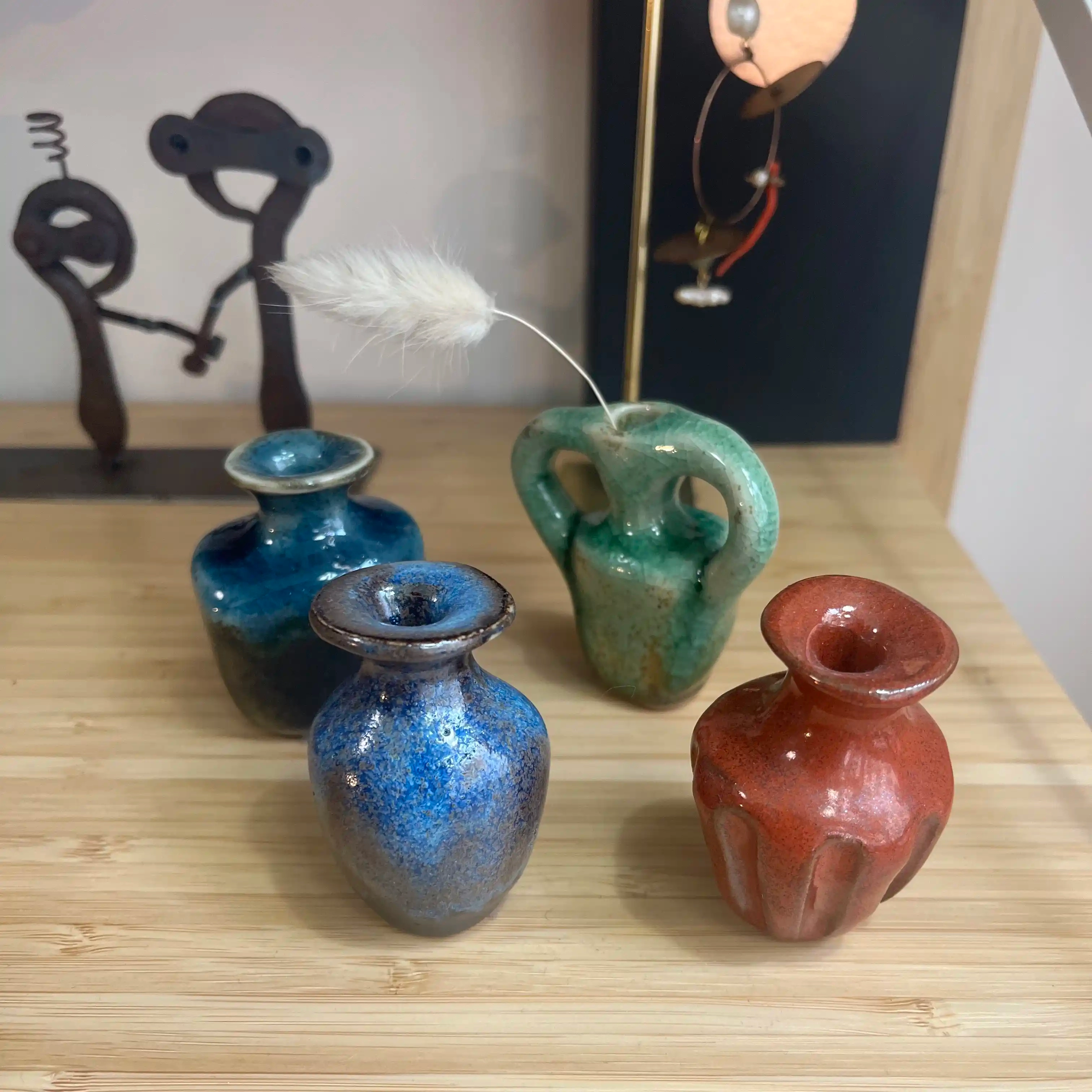 Idée de cadeau originale, un petit vase en grès émaillé de la créatrice Swenly. Pièces uniques