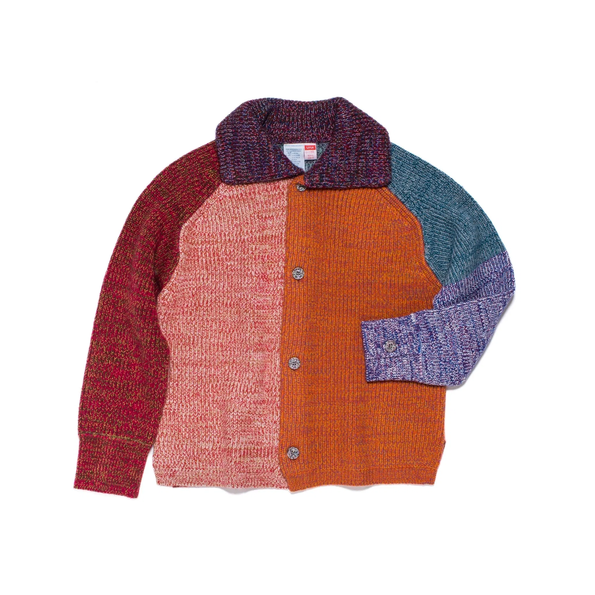 Veste/cardigan tricoté taille S. UNA est un parfait mélange entre une veste et un cardigan, avec un col et des poignets boutonnés.
Elle présente des fentes sur les coutures latérales pour une coupe droite et structurée. Les boutons sont fabriqués à partir de plastique recyclé.
La couleur et le fil sont choisis par la roue de la fortune WYP, ce qui rend chaque pièce véritablement unique au monde.