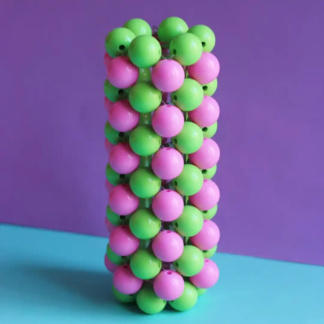 Vase en perles acryliques avec le verre intégré, tel que présenté sur la photo
Dimensions
Hauteur 18 cm
Diamètre du vase 5 cm
Diamètre d'ouverture 2 cm