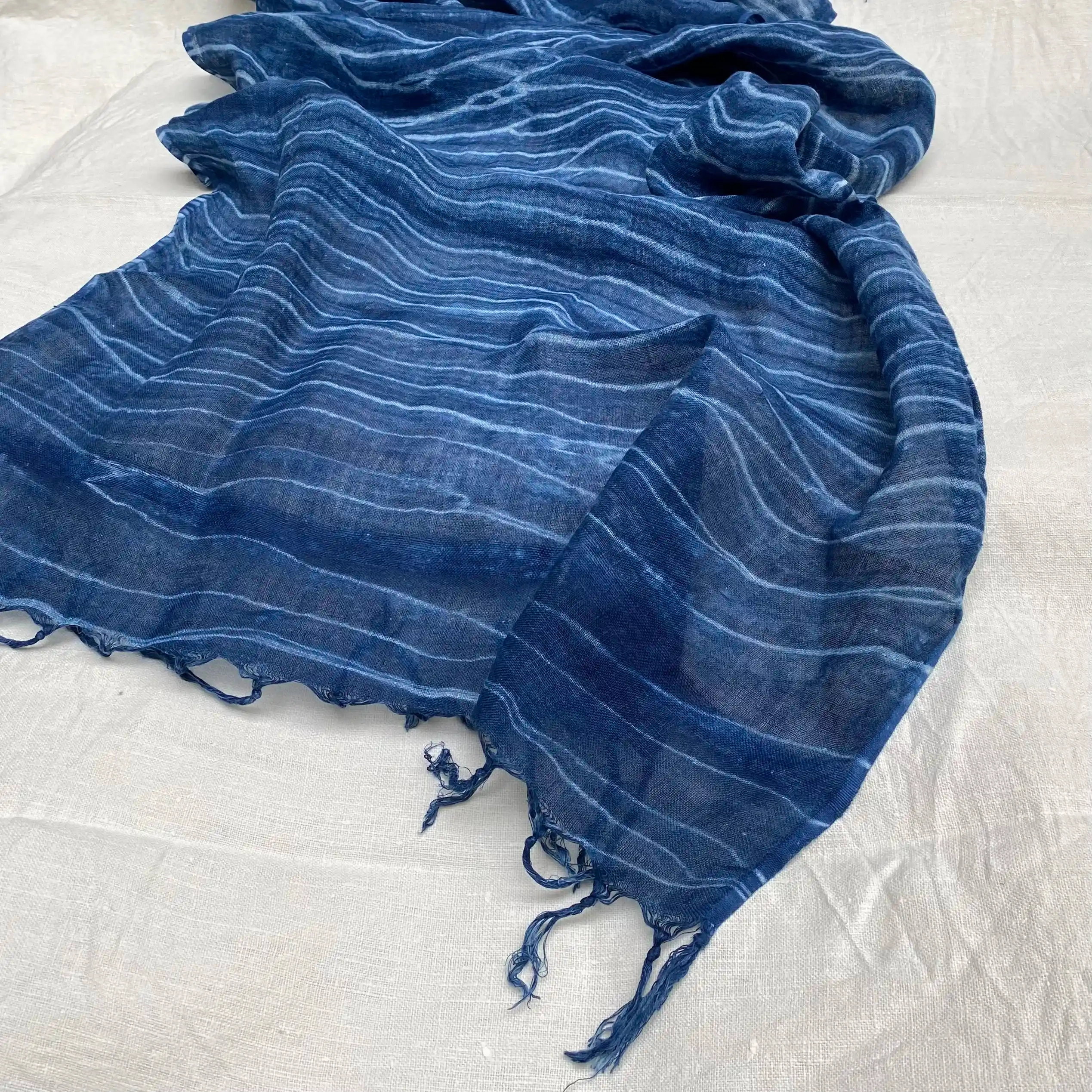 Écharpe en lin teinte à l’indigo.