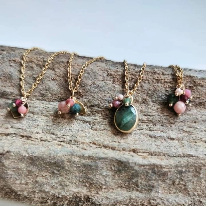 Colliers en rhodochrosytes, grenats et tourmalines