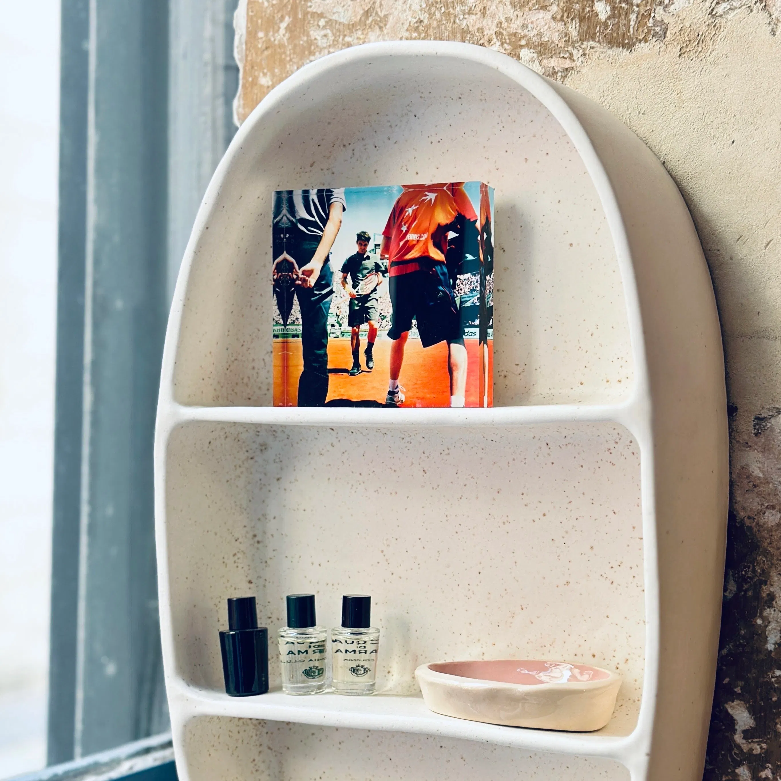 Étagère en faïence, émail blanc mat à grains beiges, fabriquée à la main à Paris. 45 cm x 26 cm x 8 cm (6 cm à l’intérieur). CAP Céramique Artisanale Parisienne.