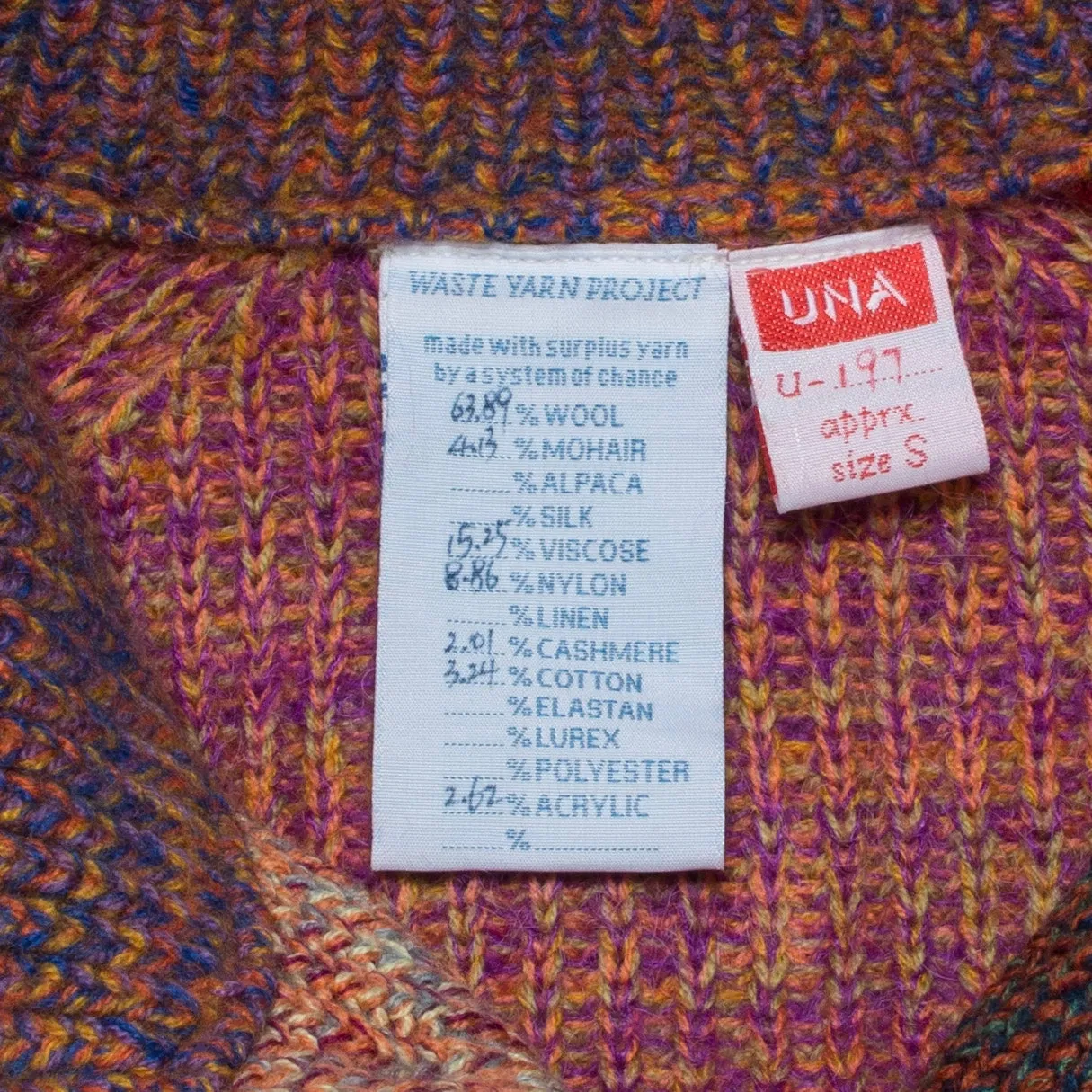 Veste/cardigan tricoté taille S. UNA est un parfait mélange entre une veste et un cardigan, avec un col et des poignets boutonnés.
Elle présente des fentes sur les coutures latérales pour une coupe droite et structurée. Les boutons sont fabriqués à partir de plastique recyclé.
La couleur et le fil sont choisis par la roue de la fortune WYP, ce qui rend chaque pièce véritablement unique au monde.