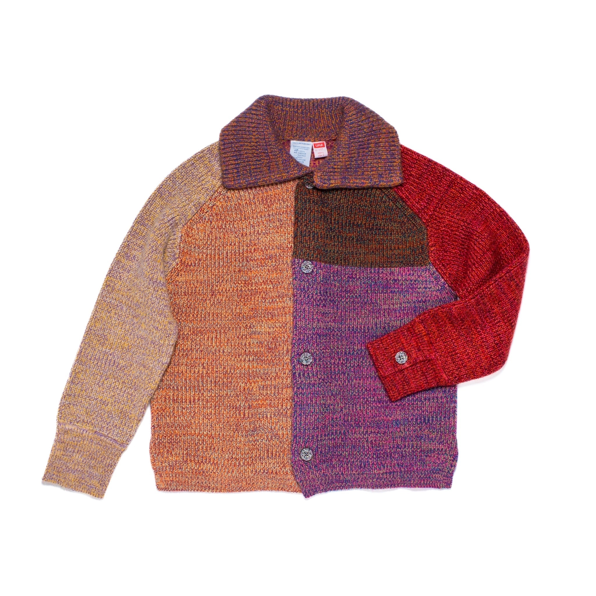 Veste/cardigan tricoté taille S. UNA est un parfait mélange entre une veste et un cardigan, avec un col et des poignets boutonnés.
Elle présente des fentes sur les coutures latérales pour une coupe droite et structurée. Les boutons sont fabriqués à partir de plastique recyclé.
La couleur et le fil sont choisis par la roue de la fortune WYP, ce qui rend chaque pièce véritablement unique au monde.