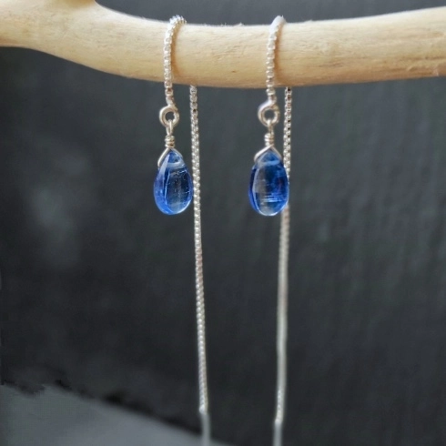 Boucles d’oreilles composées de cyanite de qualité Exceptionnelle , montées sur une longue chainette en argent