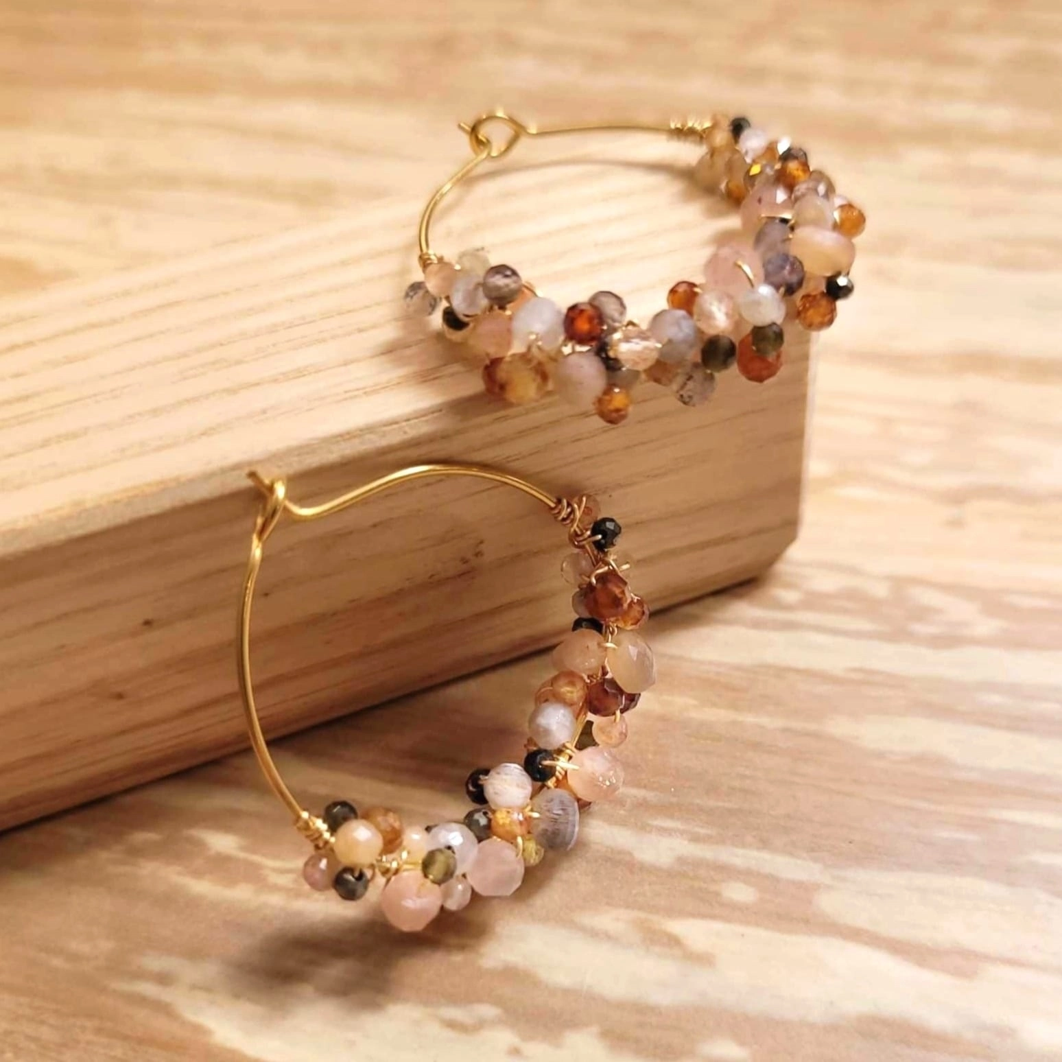 Créoles en acier inoxydable. Tissage de pierre du soleil, cornaline, quartz gris