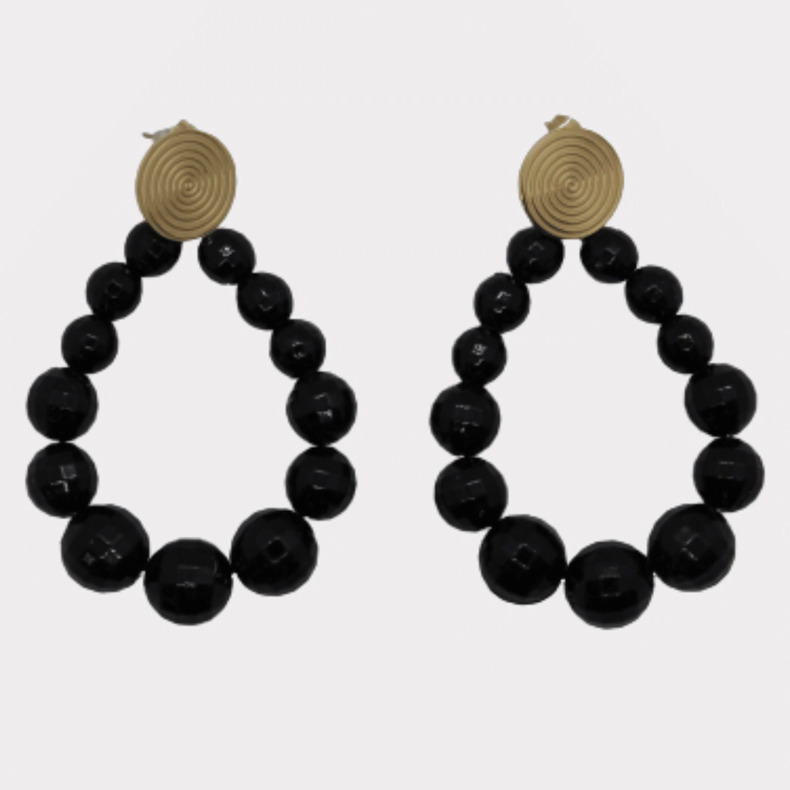 L’indispensable paire de boucles d’oreilles en acier inoxydable en couleur argenté, 100% antiallergique, résistant à la transpiration et à l’eau.