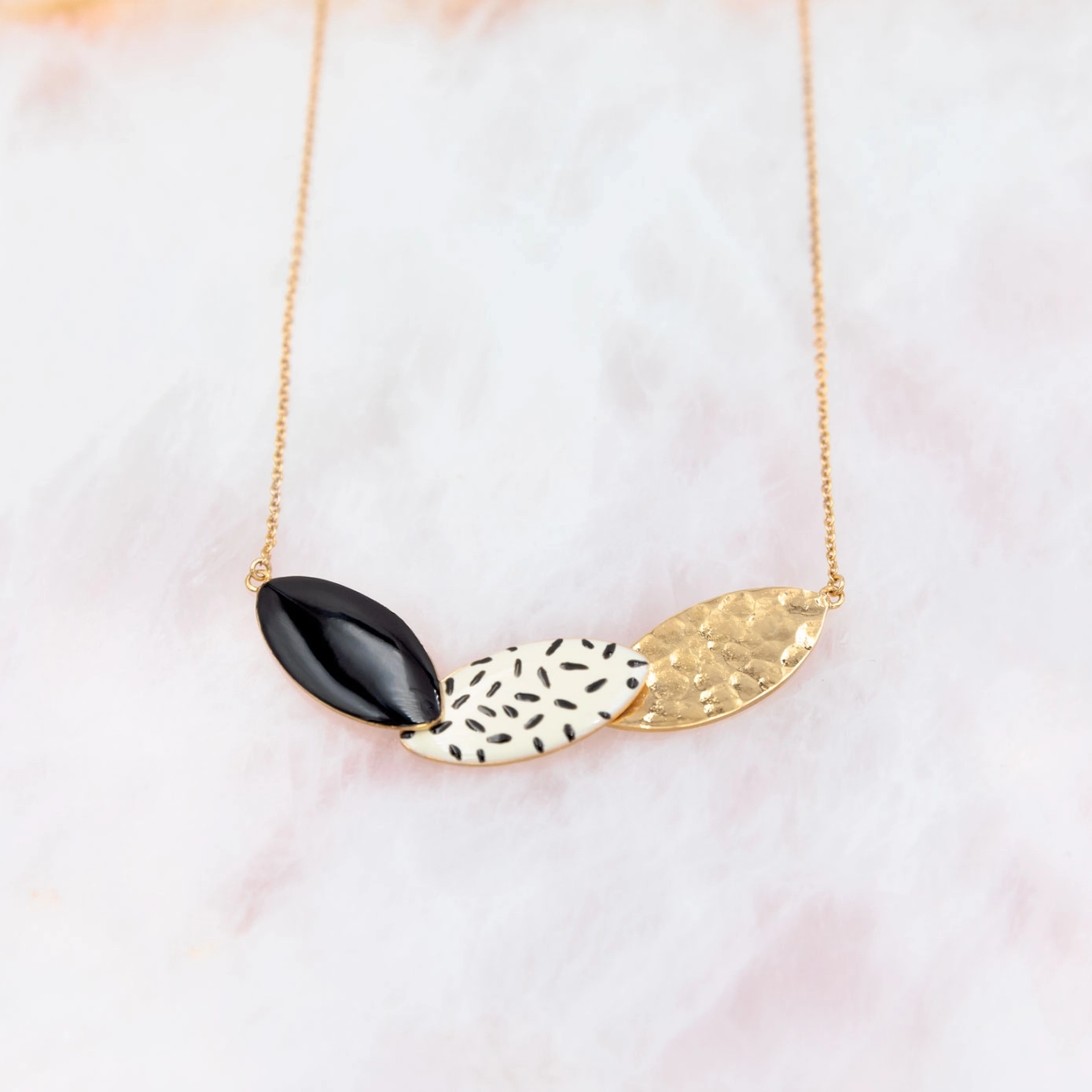 Cœur de laiton en habit d’or 14 carats – Emaux ivoire et noir