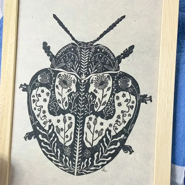 Linogravure "Insecte #4 fleuri" inspirée de ma passion pour les insectes et pour les fleurs.
Ce petit scarabée fleuri est rond comme un médaillon. Regardez son joli bidon
-Format A4
-Non numérotée
-Disponible en plusieurs coloris
-Papier texturé Lokta 58gr/m2 fabriqué à la main au Népal
-Impression avec une encre à base d’huile émulsionnée à l’eau
-Signée manuellement sur l’avant
-Titrée et datée au dos
-Chaque estampe est unique, il peut y avoir des variations avec la photo : cela fait la beauté de cette technique.
--
Le cadre n'est pas fourni