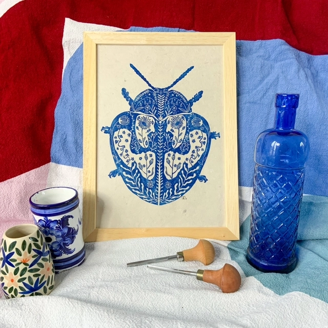 Linogravure "Insecte #4 fleuri" inspirée de ma passion pour les insectes et pour les fleurs.
Ce petit scarabée fleuri est rond comme un médaillon. Regardez son joli bidon
-Format A4
-Non numérotée
-Disponible en plusieurs coloris
-Papier texturé Lokta 58gr/m2 fabriqué à la main au Népal
-Impression avec une encre à base d’huile émulsionnée à l’eau
-Signée manuellement sur l’avant
-Titrée et datée au dos
-Chaque estampe est unique, il peut y avoir des variations avec la photo : cela fait la beauté de cette technique.
--
Le cadre n'est pas fourni
