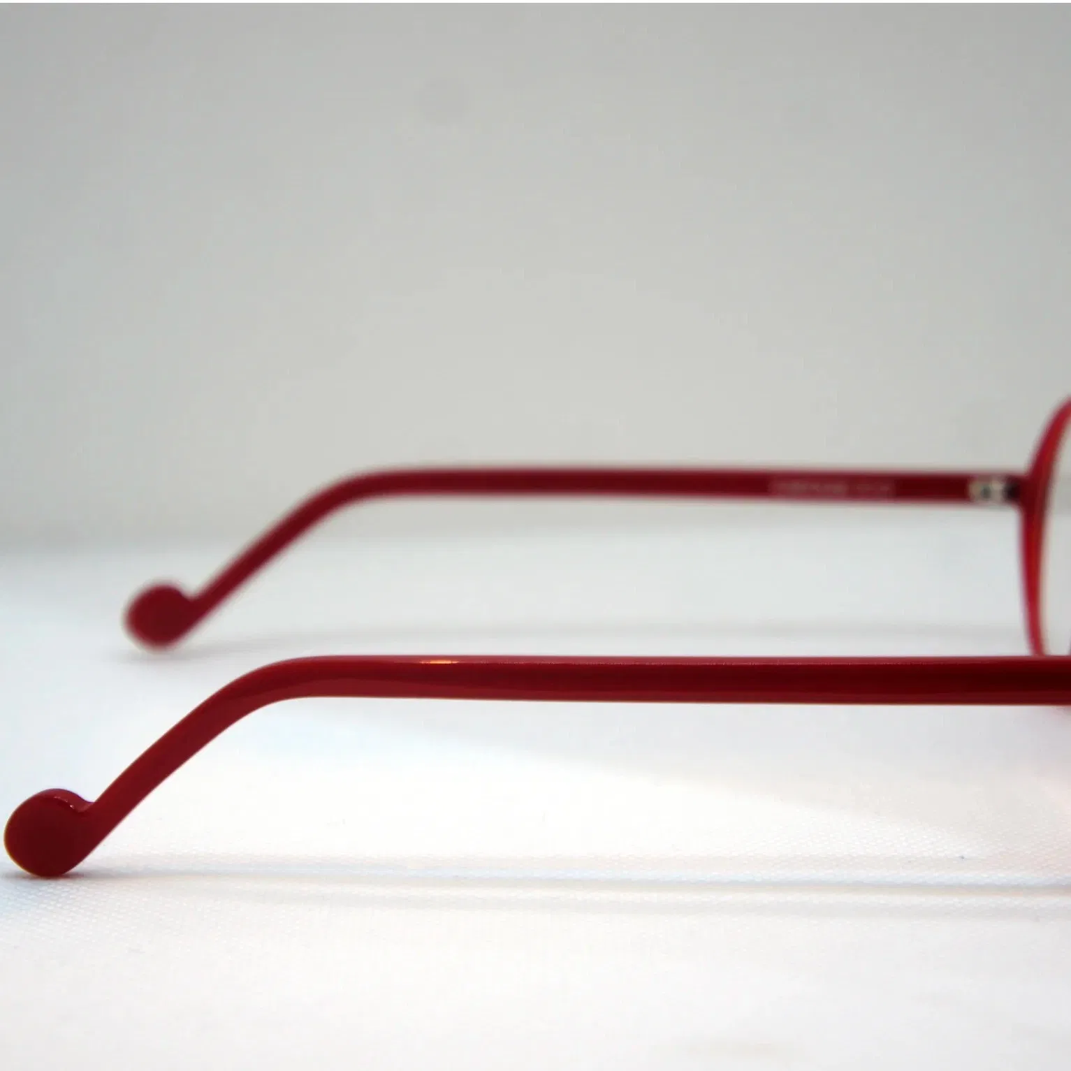 Monture optique et solaire mixte .
Parce que j’ai toujours aimé voir Marius avec des lunettes plutôt rondes, il fallait lui en dessiner une à son image « dynamique et sympathique ».
Collection artisanale. Fabrication française à la main.