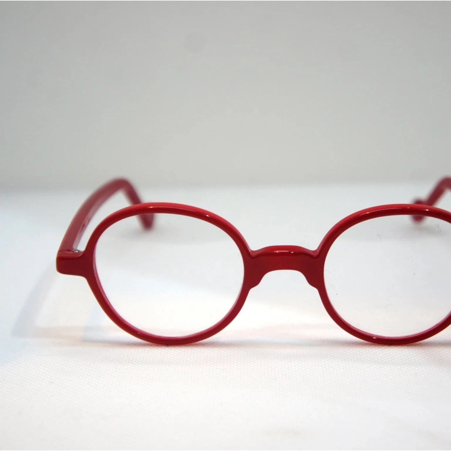 Monture optique et solaire mixte .
Parce que j’ai toujours aimé voir Marius avec des lunettes plutôt rondes, il fallait lui en dessiner une à son image « dynamique et sympathique ».
Collection artisanale. Fabrication française à la main.