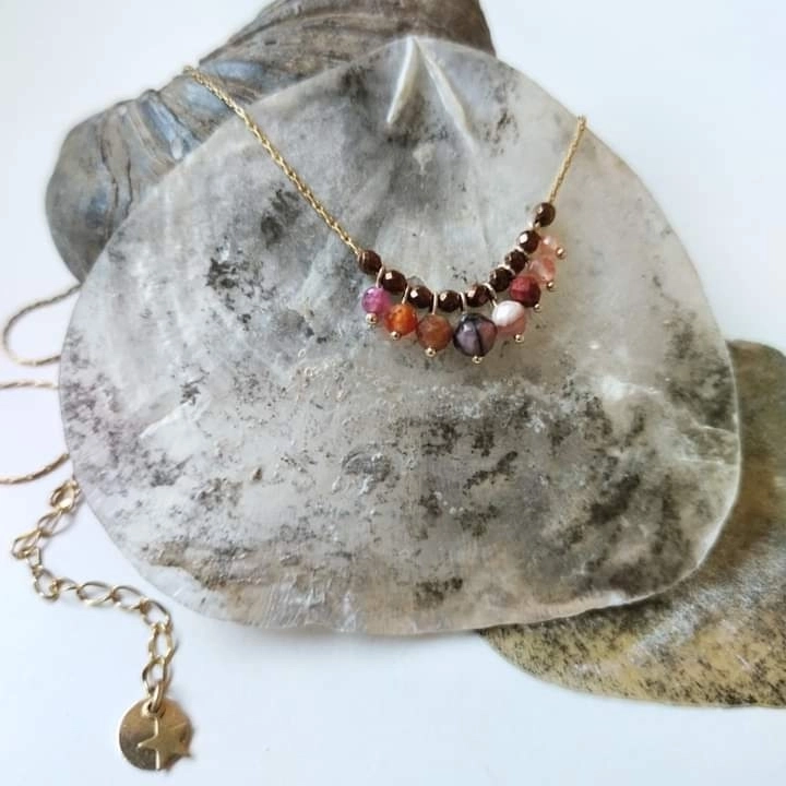 Collier en acier inoxydable. Mixte de pierres fines, hématites en intercalaire