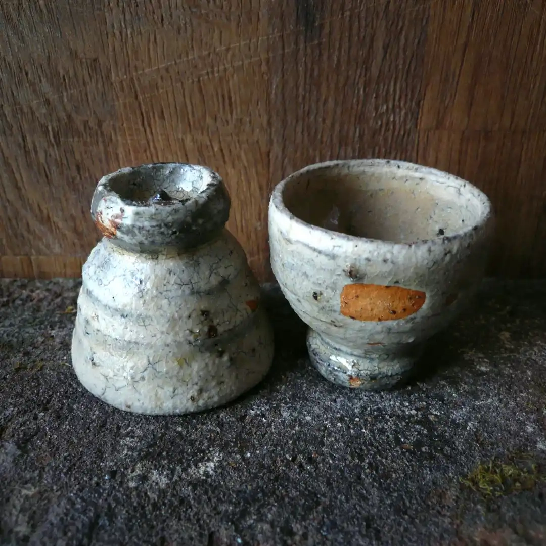 Tasses à saké tourné en grès rouge sablonneux récolté, émail cendre et feldspath