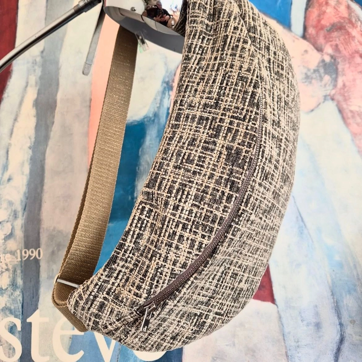 Banane tissu tapissier. Doublure coton imprimé. Elle est équipée d’une double poche intérieure et d’une sangle coton irisé réglable.