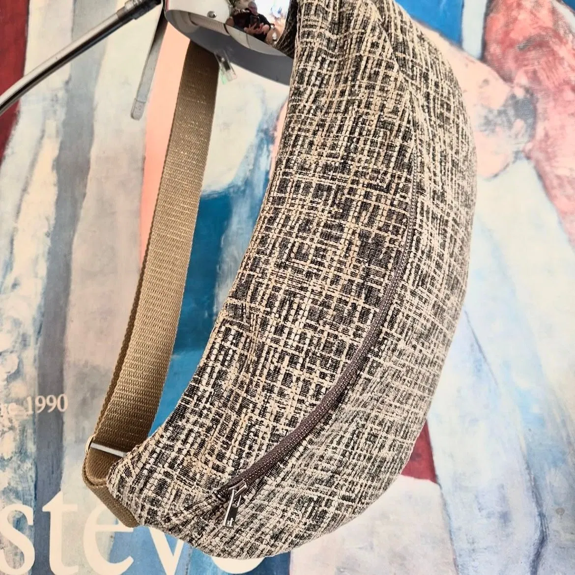 Banane tissu tapissier. Doublure coton imprimé. Elle est équipée d’une double poche intérieure et d’une sangle coton irisé réglable.