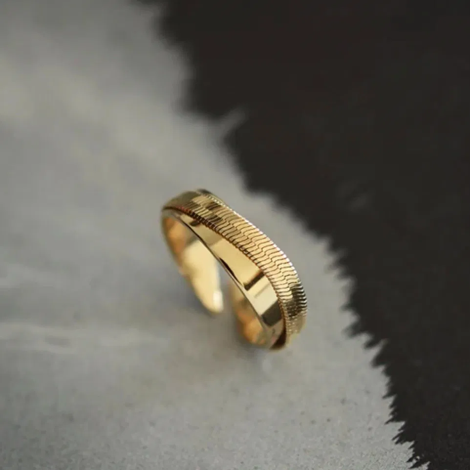 Une bague souple et structurée, un des must de la saison.
Illustrant le mouvement de la main qui façonne, la ligne Geste, toute en courbes douces, dessine le geste manuel. Un jeu de contrastes entre souplesse et structure, une ode au mouvement. Des pièces fortes et solaires qui captent la lumière et subliment le corps.
Matériaux : en laiton plaqué or recyclé 24 carats, maille souple serpent
Dimensions : modèle ajustable
Poids : 2,54g
Tous nos bijoux sont garantis 2 ans
Pensée et fabriquée main à Paris
Livrée dans son packaging individuel écologique.
Conseils d'entretien : évitez le contact avec l'eau et le parfum afin que le bijou conserve son éclat
Nos matières premières sont soigneusement sélectionnées et sans risques pour votre santé : elles ne contiennent ni plomb, ni nickel, ni cadmium, conformément à la législation.