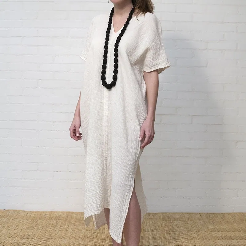 Cette robe à coupe droite est réalisée en coton naturel gaufré. Elle est légèrement fendue sur les côtés.
Matière : Coton
Couleur : Beige
Dimensions : Longueur 110 cm – Taille unique