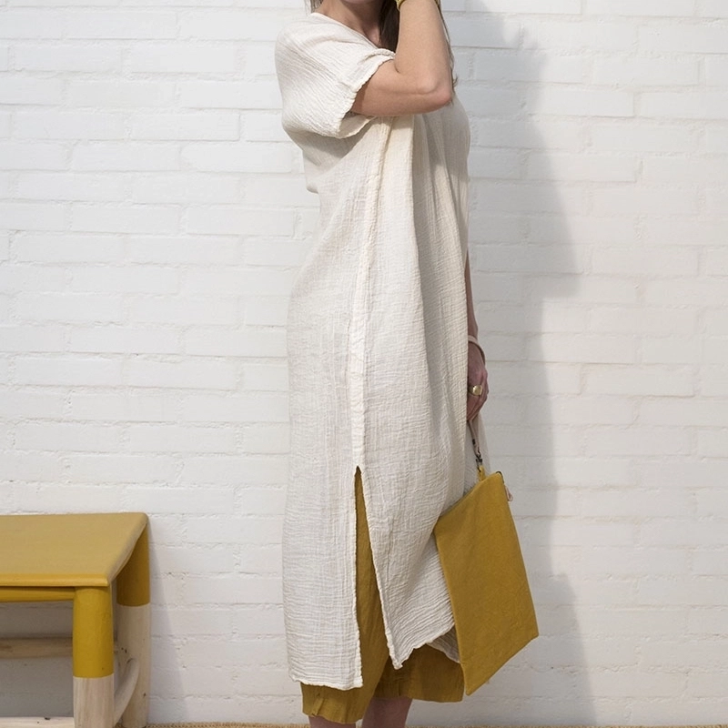 Cette robe à coupe droite est réalisée en coton naturel gaufré. Elle est légèrement fendue sur les côtés.
Matière : Coton
Couleur : Beige
Dimensions : Longueur 110 cm – Taille unique