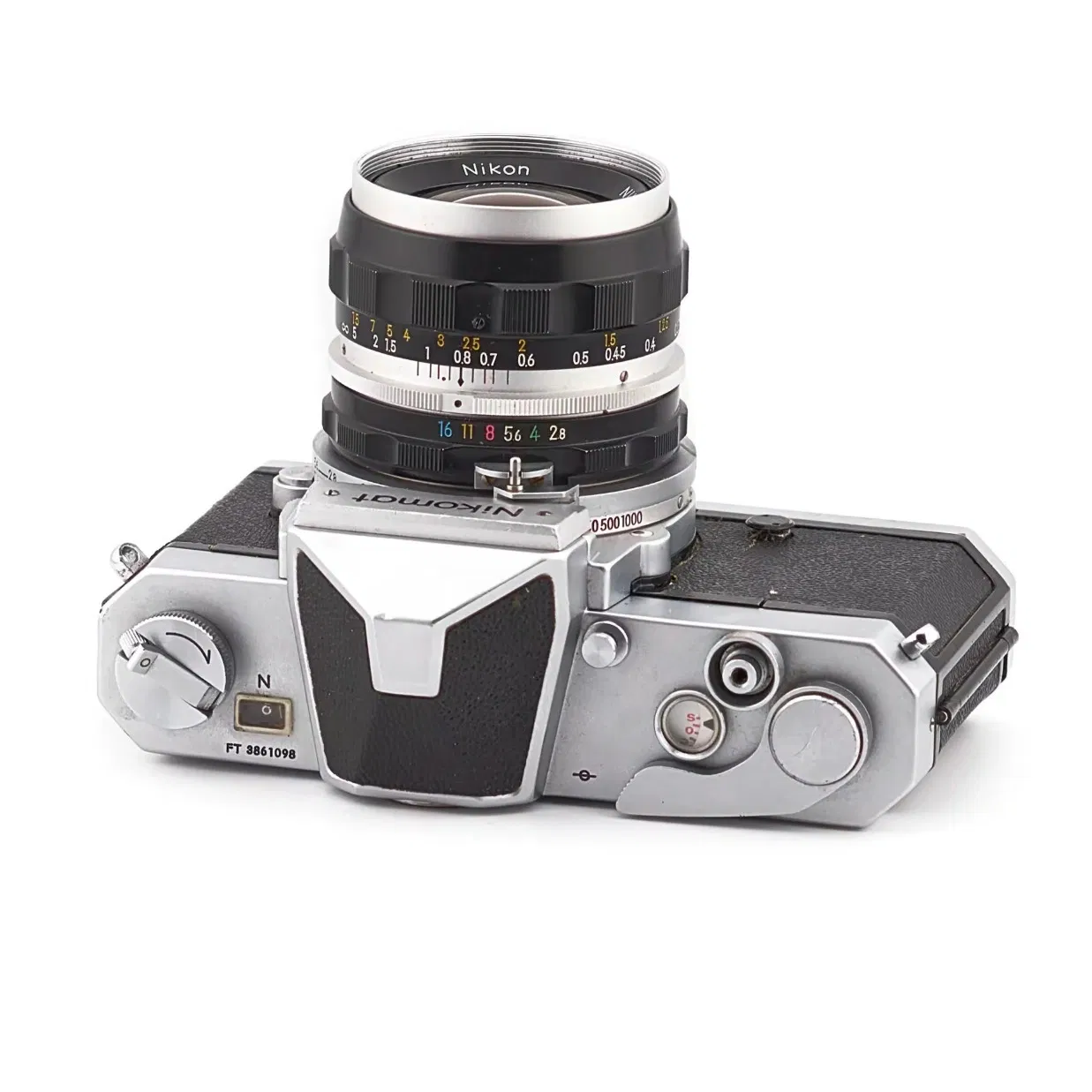 Reflex 35 mm : robustesse et maîtrise manuelle.
Le Nikon Nikkormat FT est un reflex argentique sortie en 1965. Complet, robuste et entièrement mécanique, il permet de découvrir les bases de la photo argentique de manière profonde. Son viseur clair et sa cellule intégrée (sans pile) en font un appareil fiable et pratique.